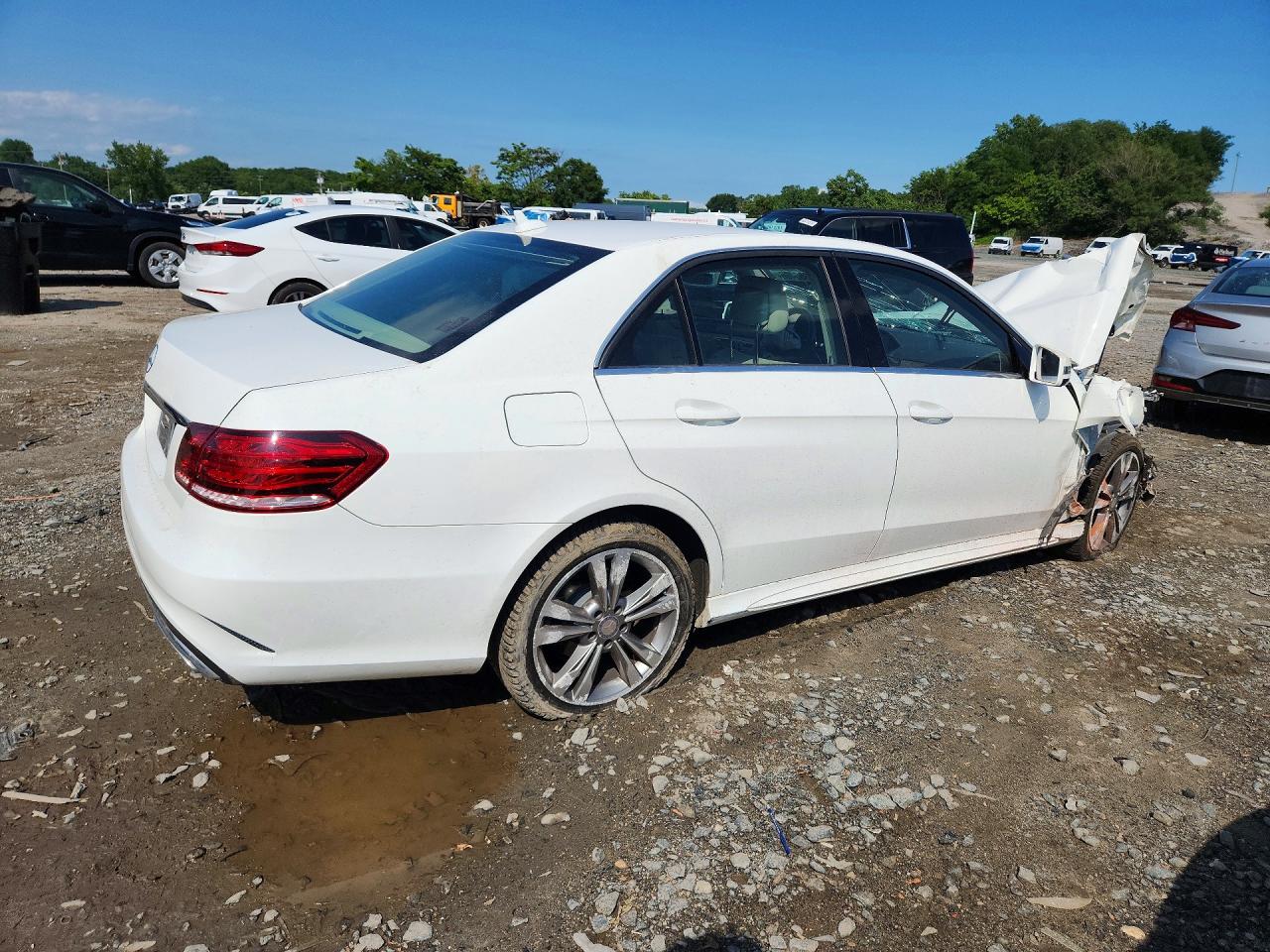 2014 Mercedes-benz E 350 White vin: WDDHF5KB9EA828021