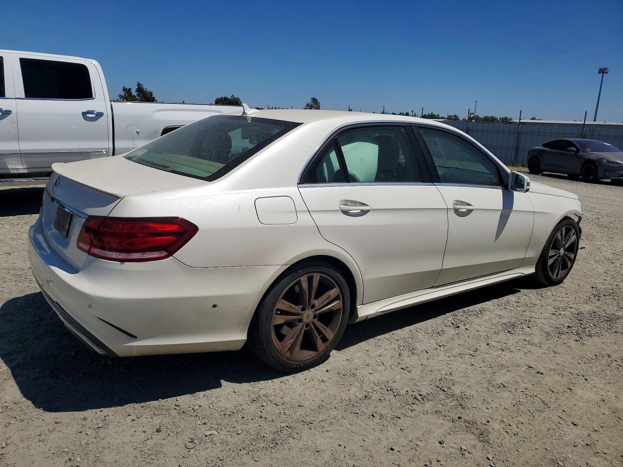 2014 Mercedes-benz E 350 White vin: WDDHF5KB9EA849919