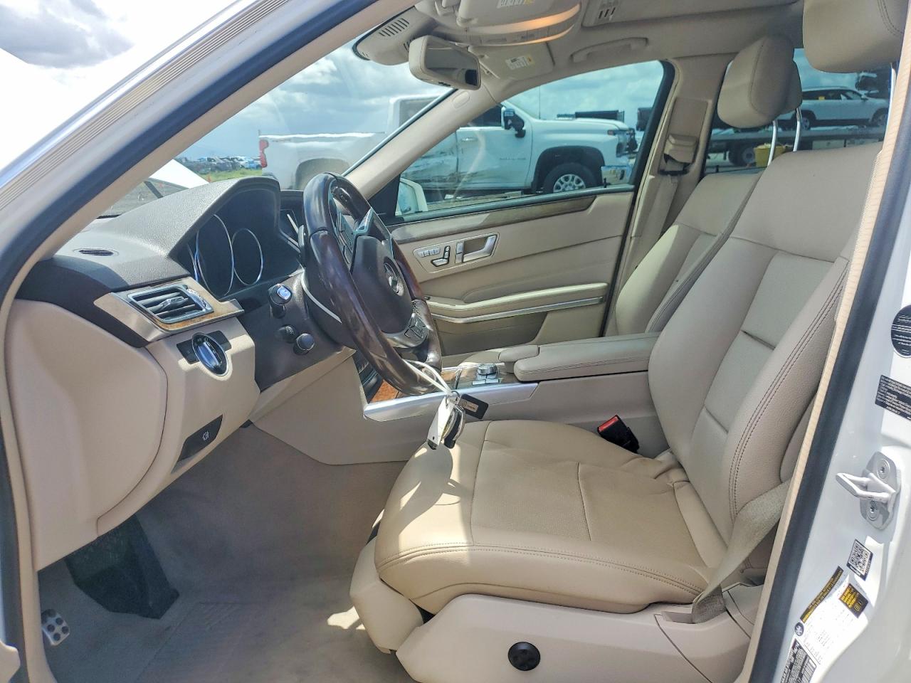 2014 Mercedes-benz E 350 Белый vin: WDDHF5KB9EB032539