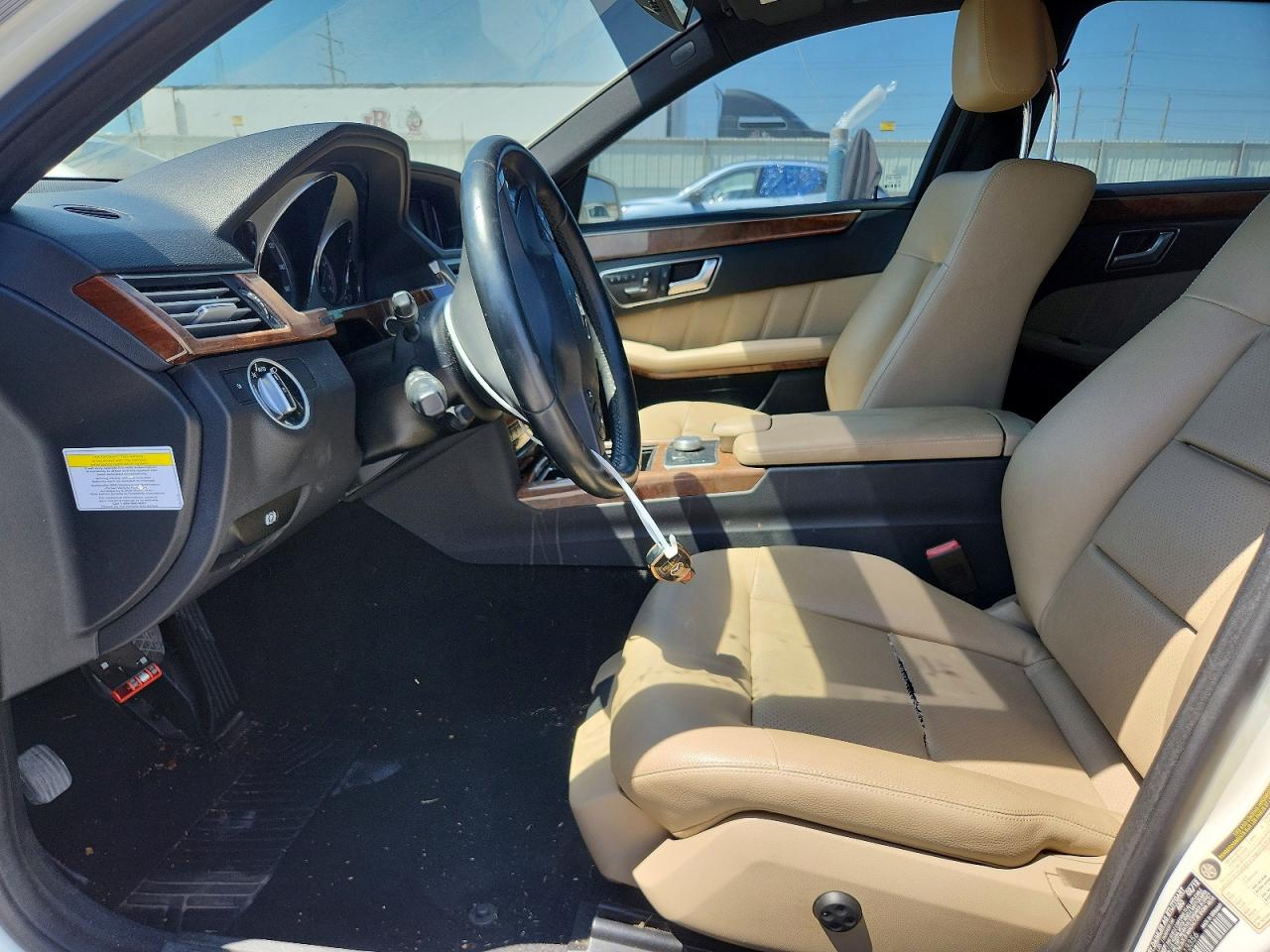 2012 Mercedes-benz E 350 White vin: WDDHF5KBXCA613356