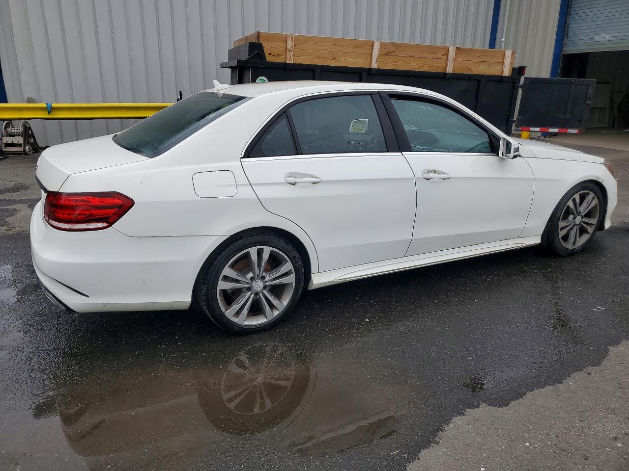 2014 Mercedes-benz E 350 White vin: WDDHF5KBXEA977554
