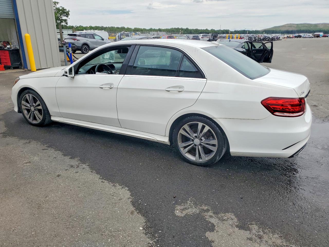 2014 Mercedes-benz E 350 White vin: WDDHF5KBXEA977554