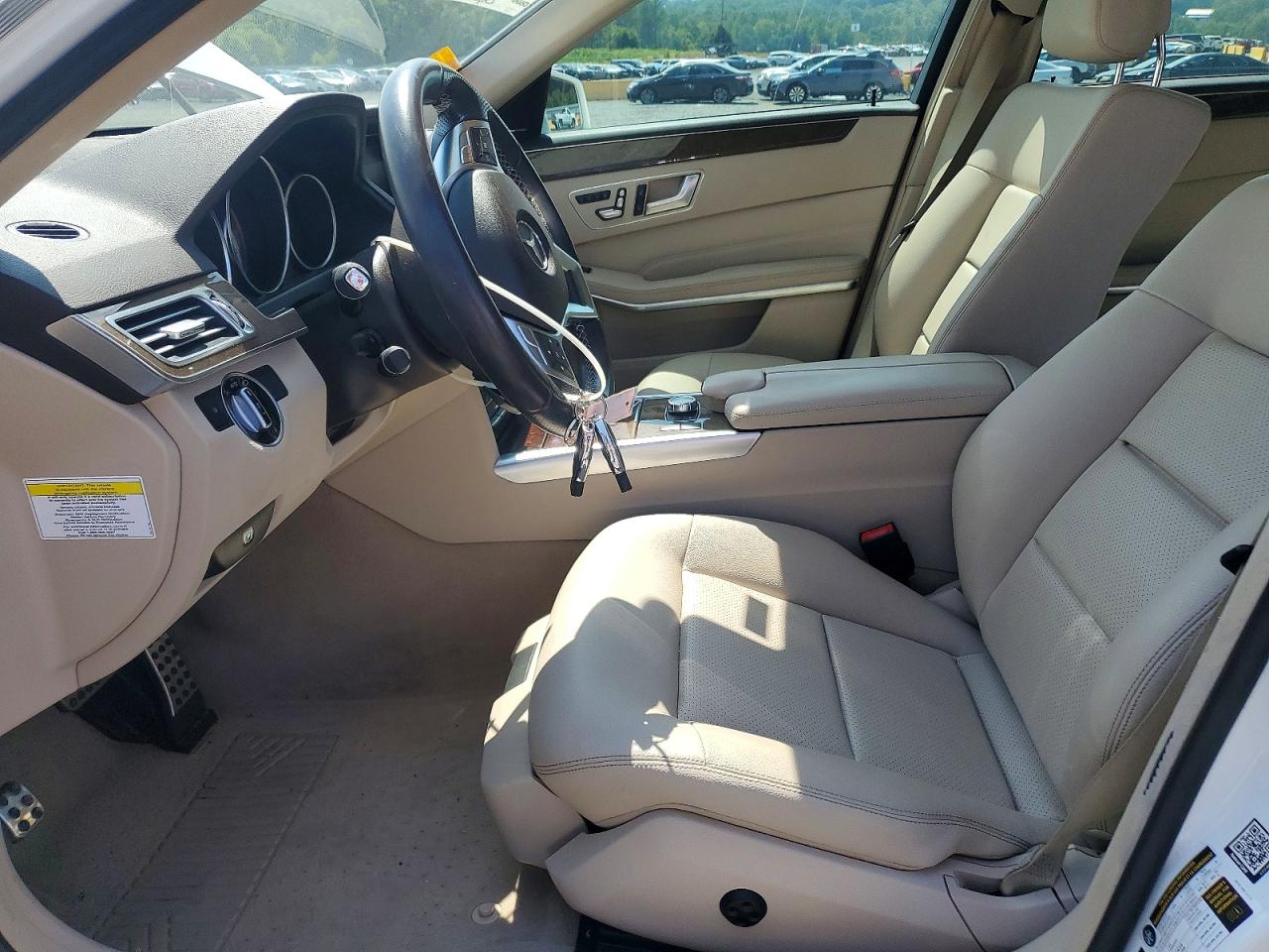 2014 Mercedes-benz E 350 White vin: WDDHF5KBXEA996038