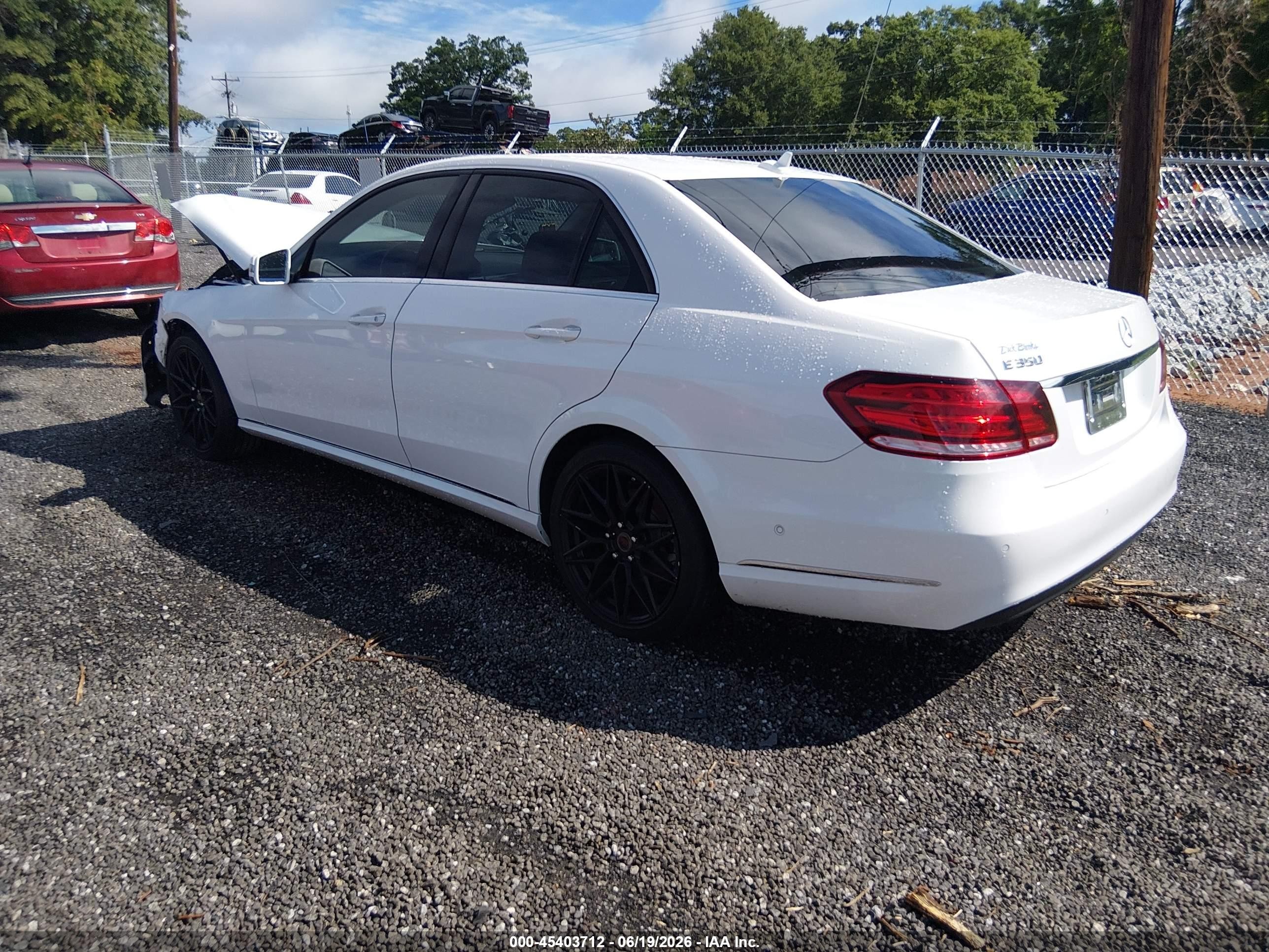 2015 Mercedes-benz E 350   White vin: WDDHF5KBXFB135762