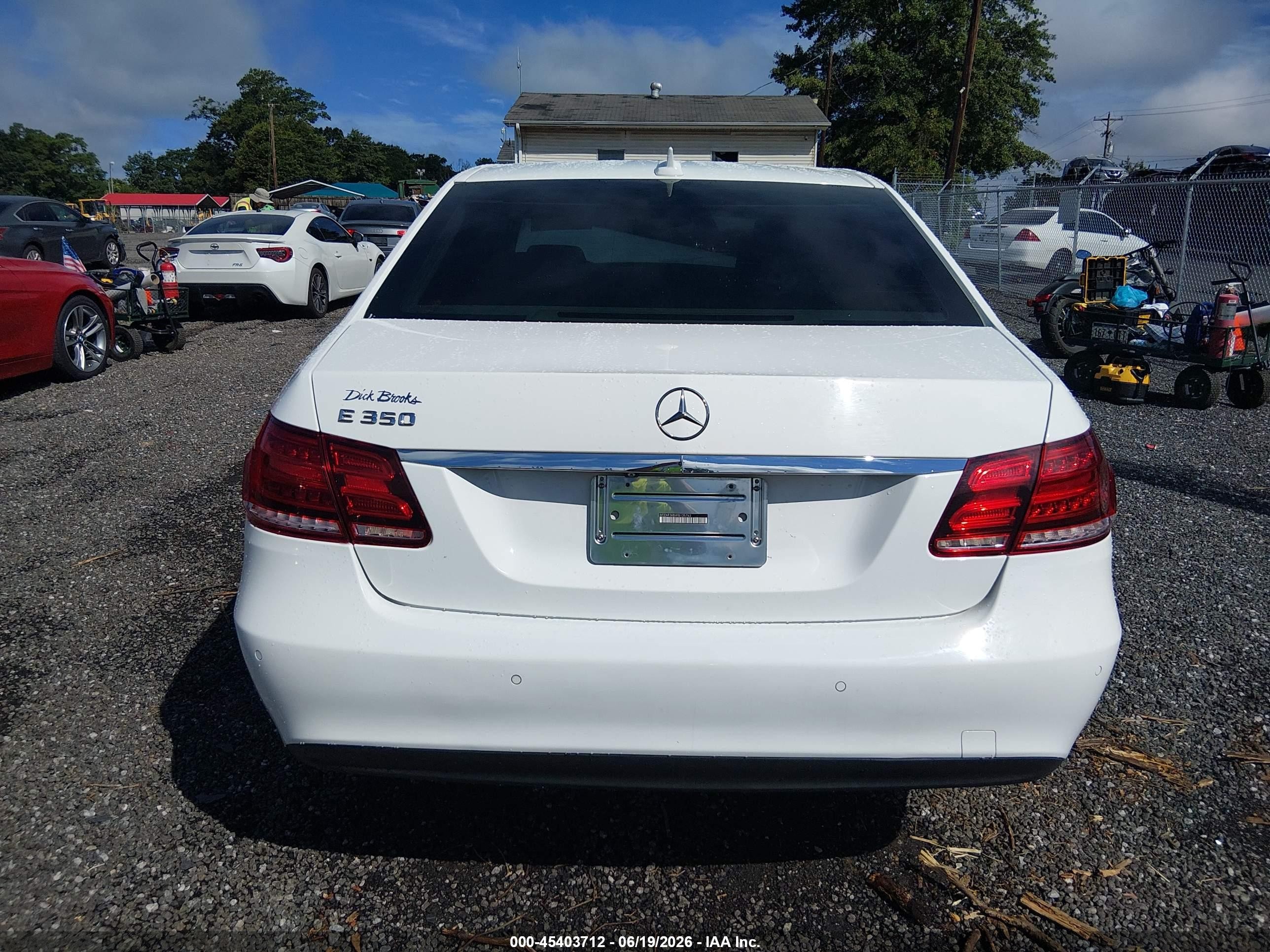 2015 Mercedes-benz E 350   White vin: WDDHF5KBXFB135762