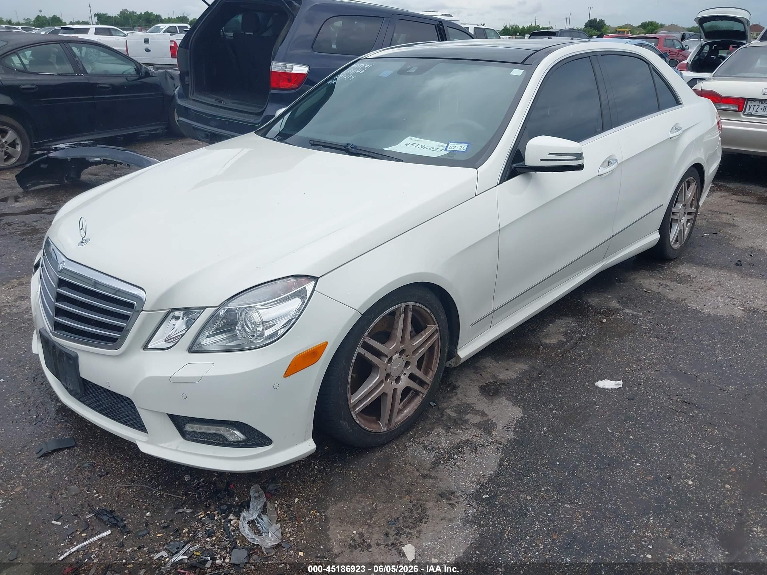 2010 Mercedes-benz E 550   White vin: WDDHF7CB3AA093234