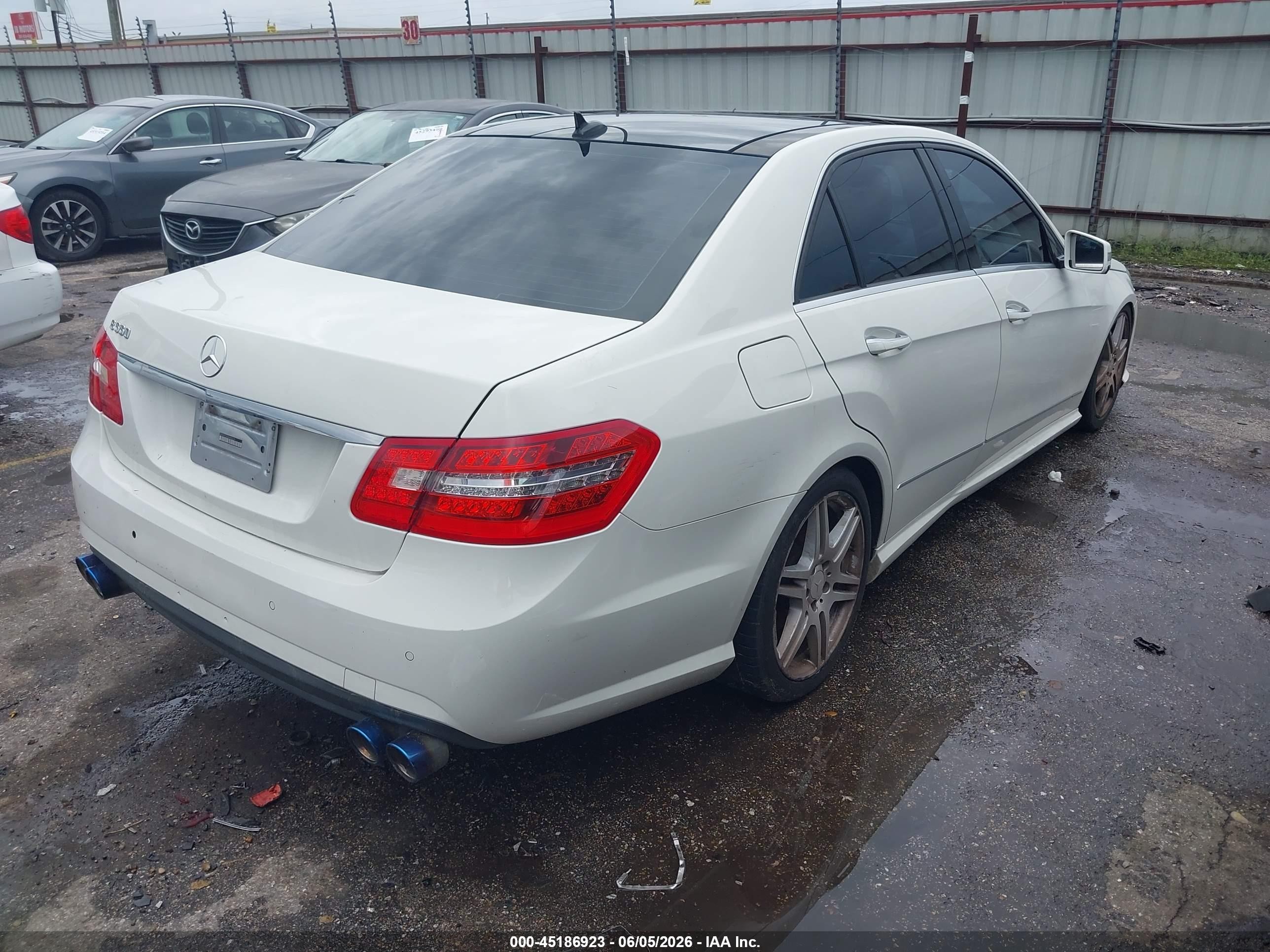 2010 Mercedes-benz E 550   White vin: WDDHF7CB3AA093234