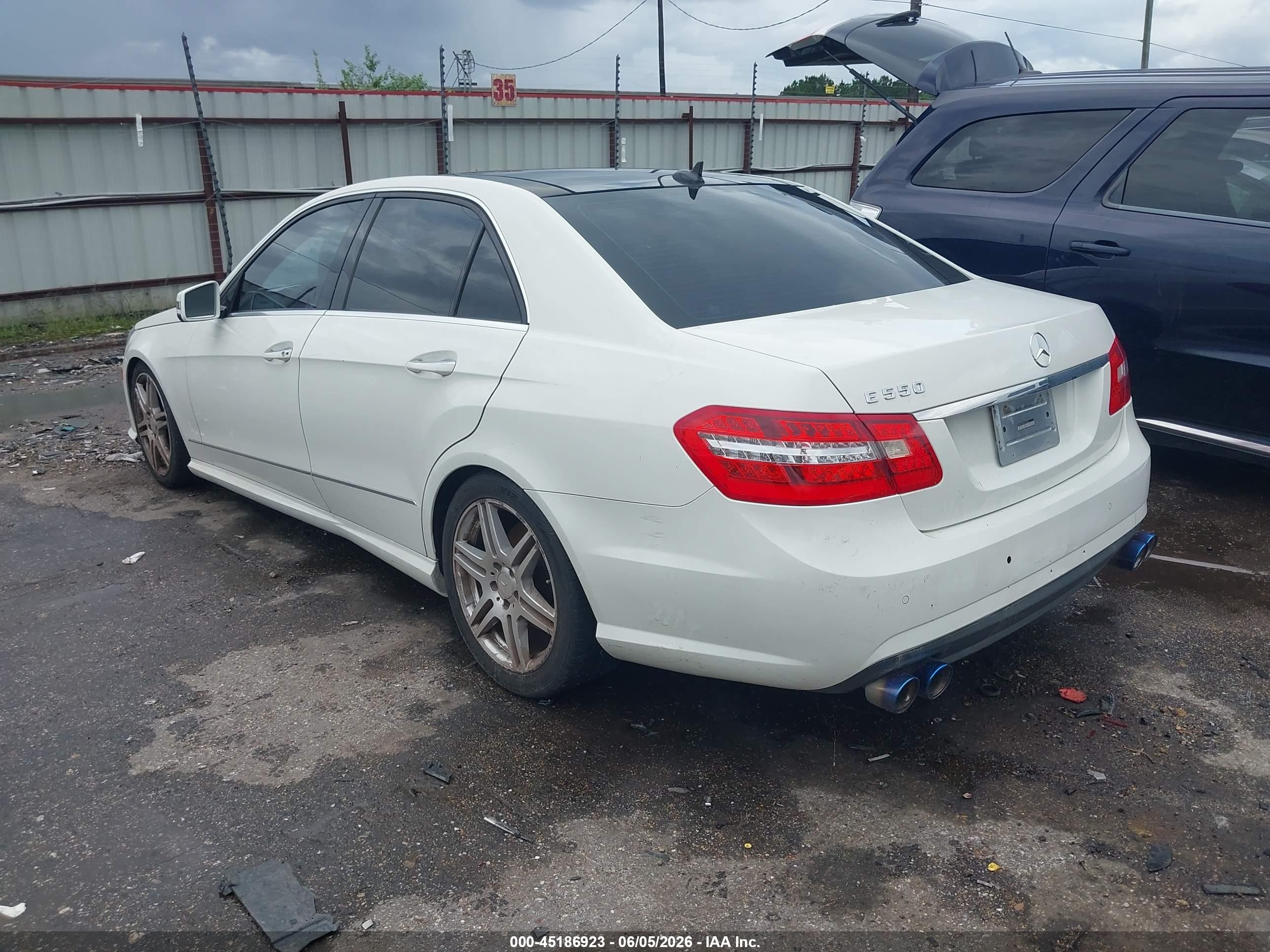 2010 Mercedes-benz E 550   White vin: WDDHF7CB3AA093234