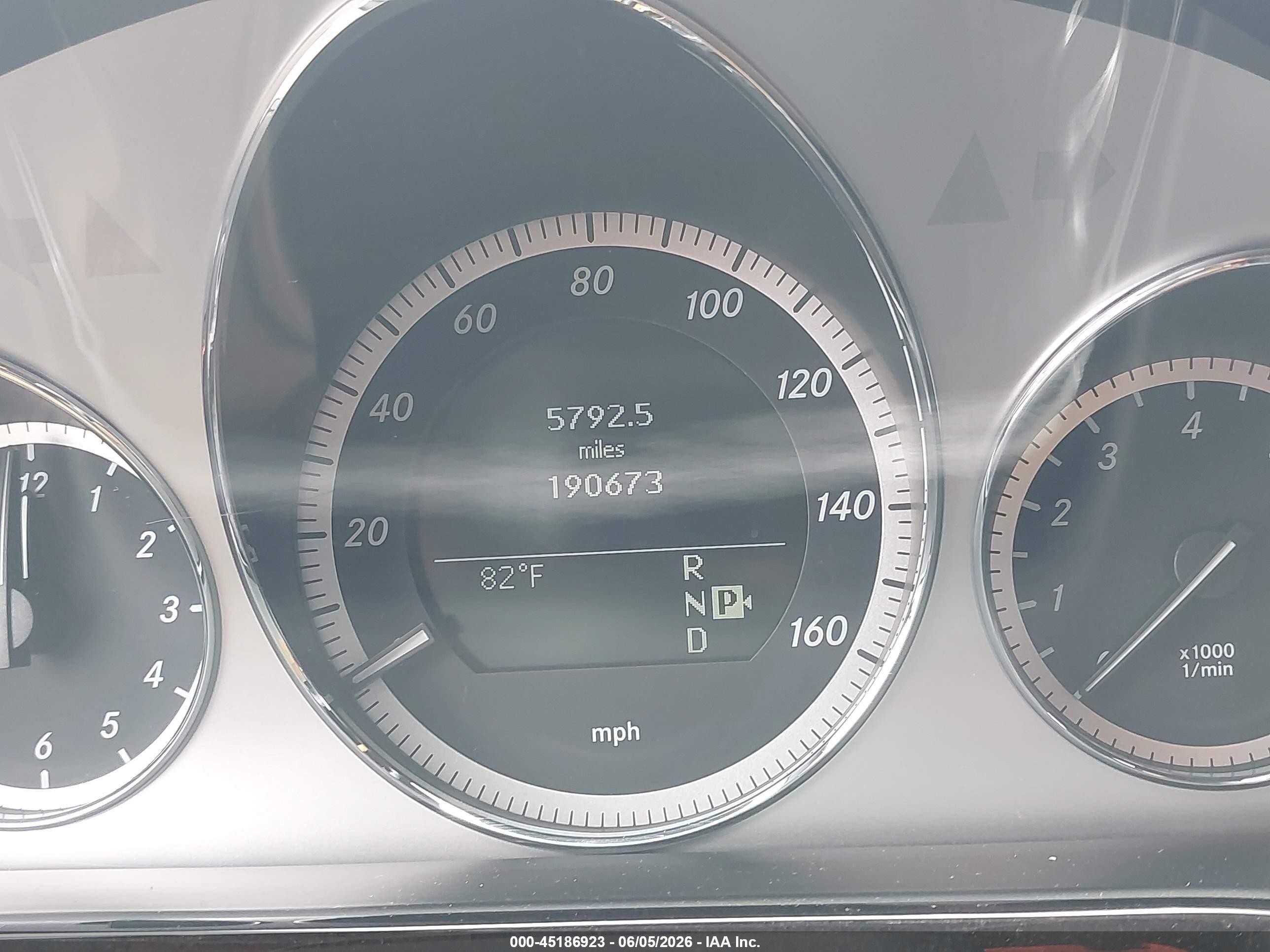 2010 Mercedes-benz E 550   White vin: WDDHF7CB3AA093234