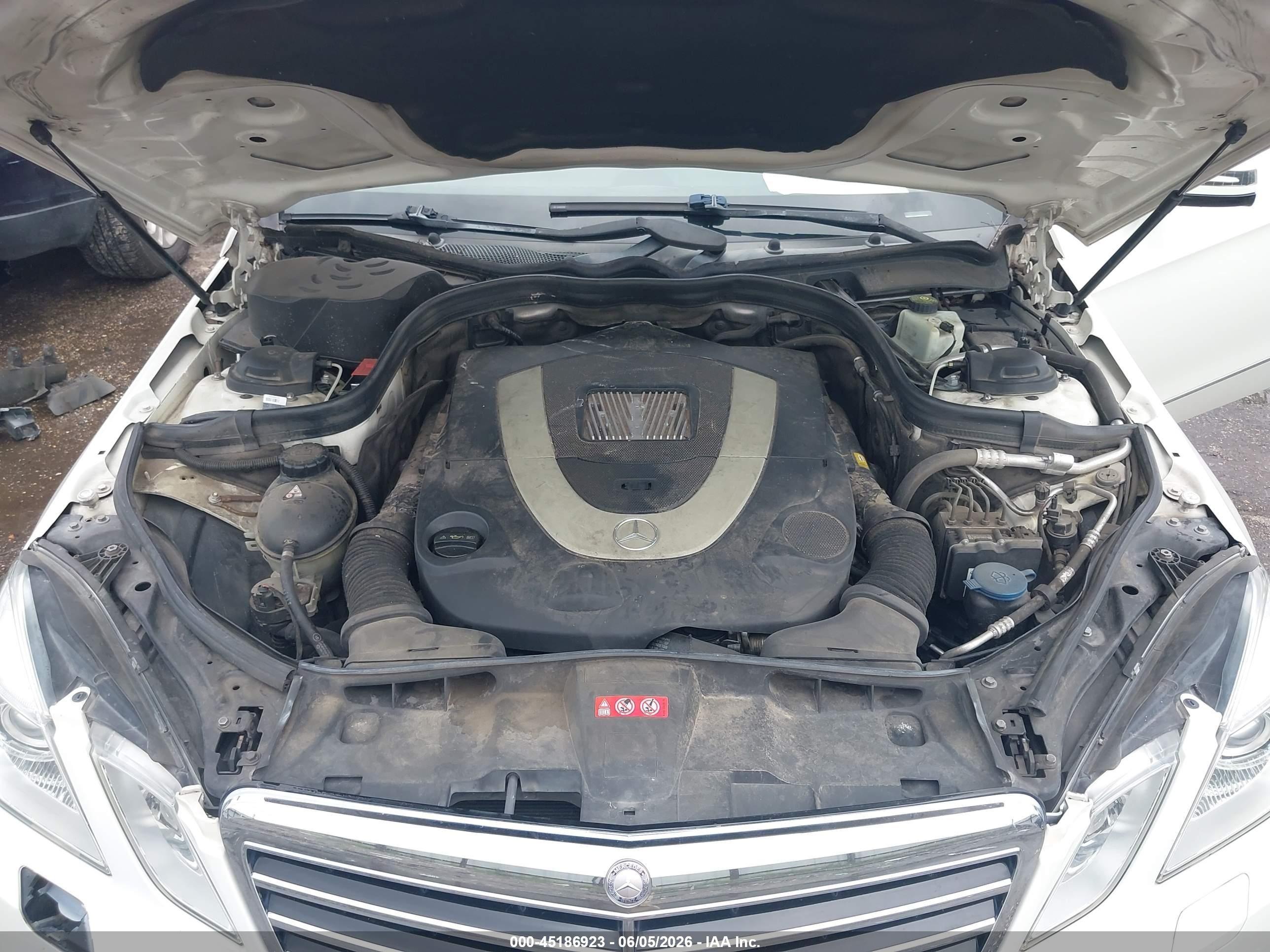 2010 Mercedes-benz E 550   White vin: WDDHF7CB3AA093234