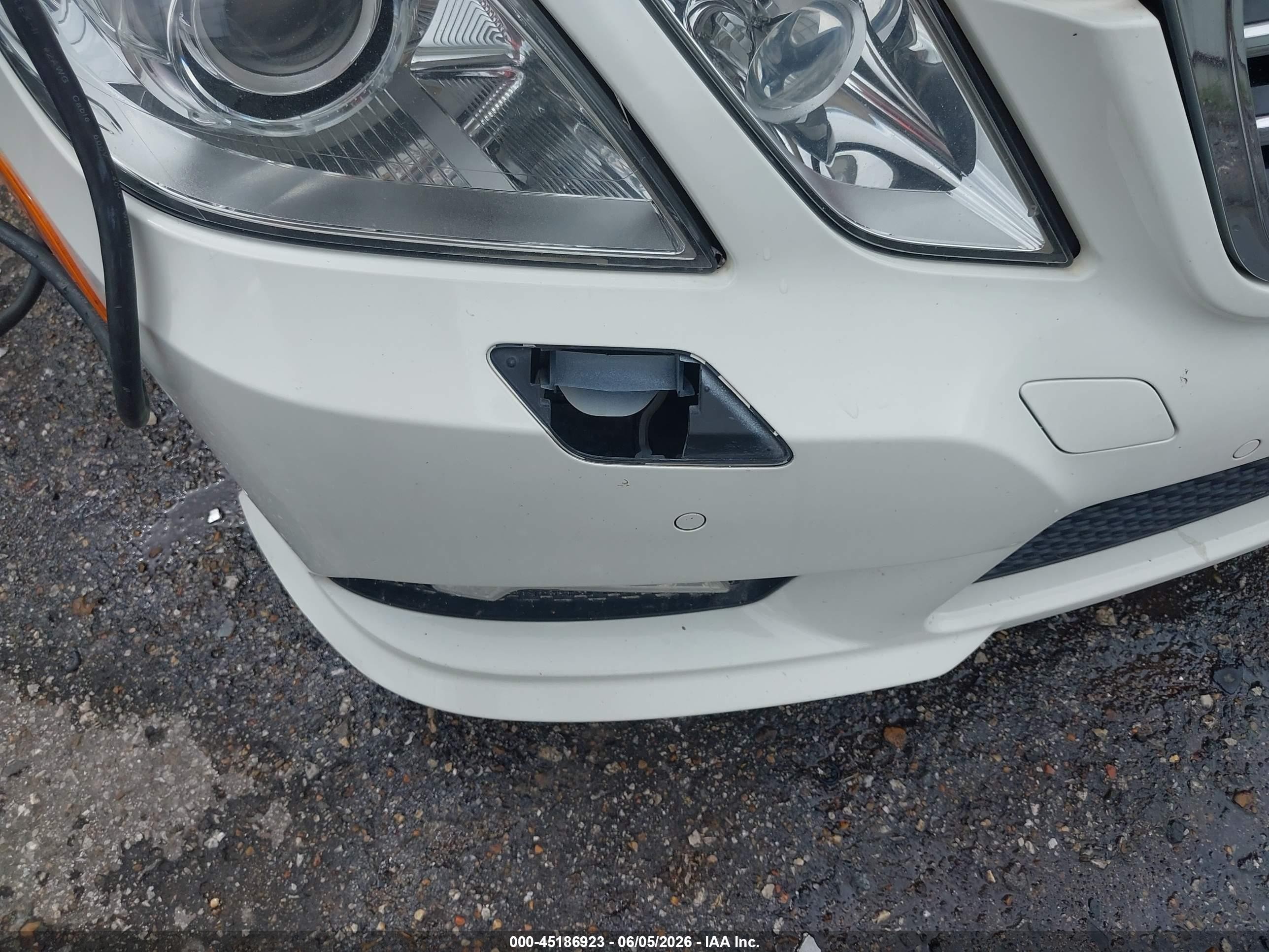 2010 Mercedes-benz E 550   White vin: WDDHF7CB3AA093234