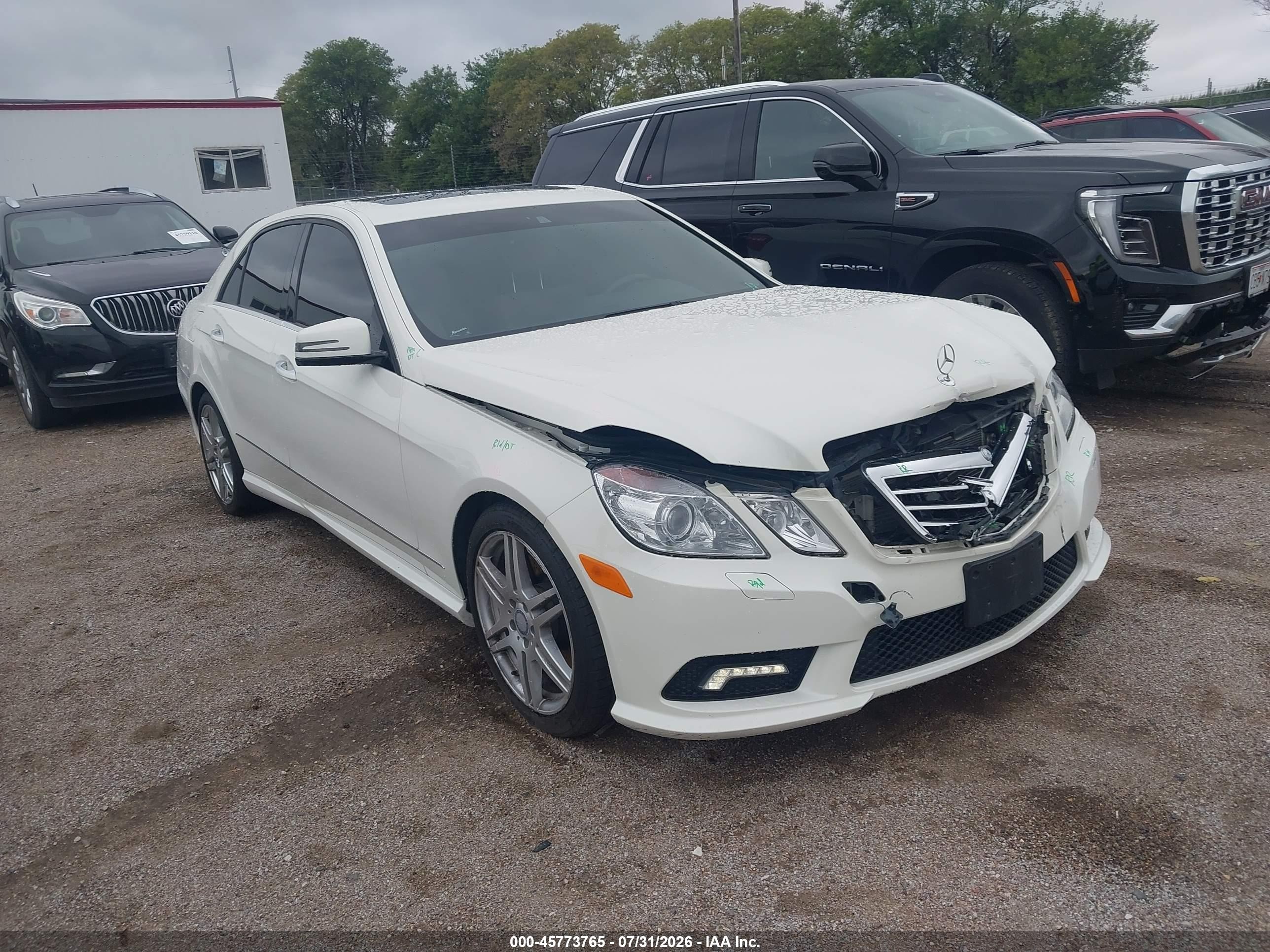 2010 Mercedes-benz E 550   White vin: WDDHF7CB8AA110996