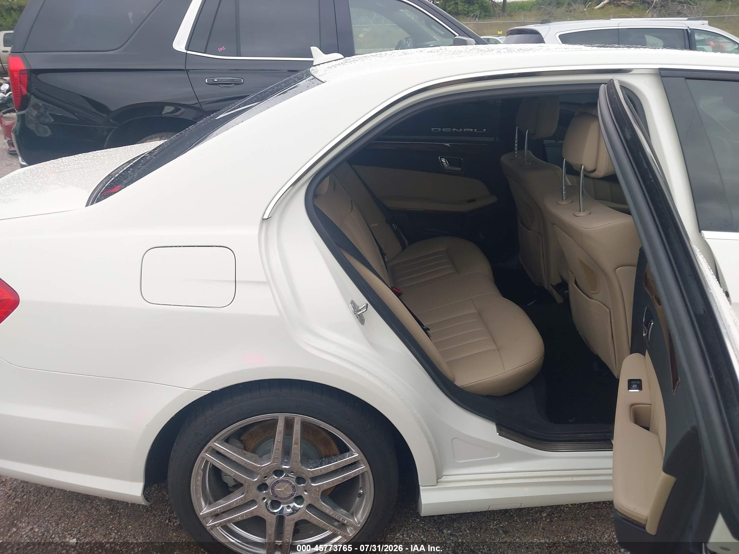 2010 Mercedes-benz E 550   White vin: WDDHF7CB8AA110996