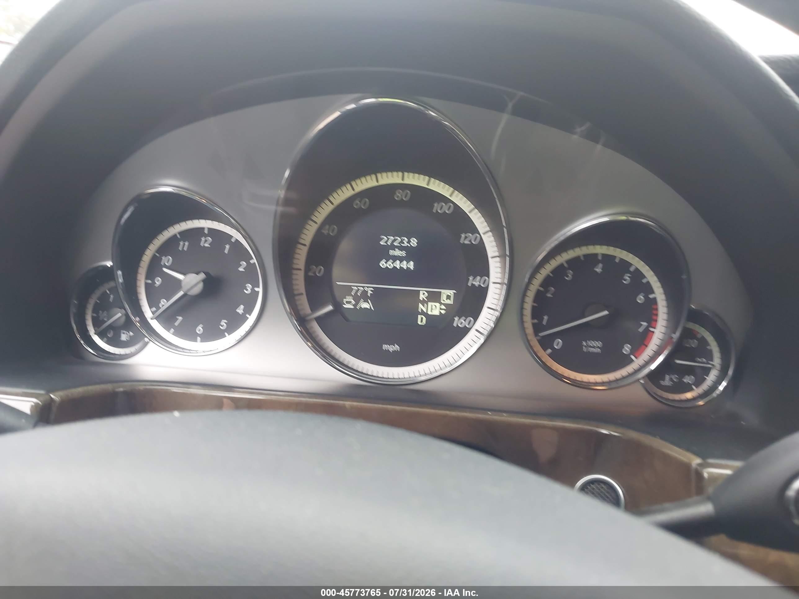 2010 Mercedes-benz E 550   White vin: WDDHF7CB8AA110996