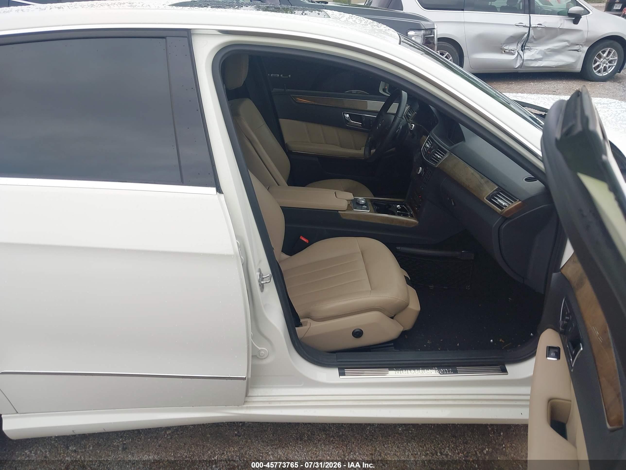 2010 Mercedes-benz E 550   White vin: WDDHF7CB8AA110996