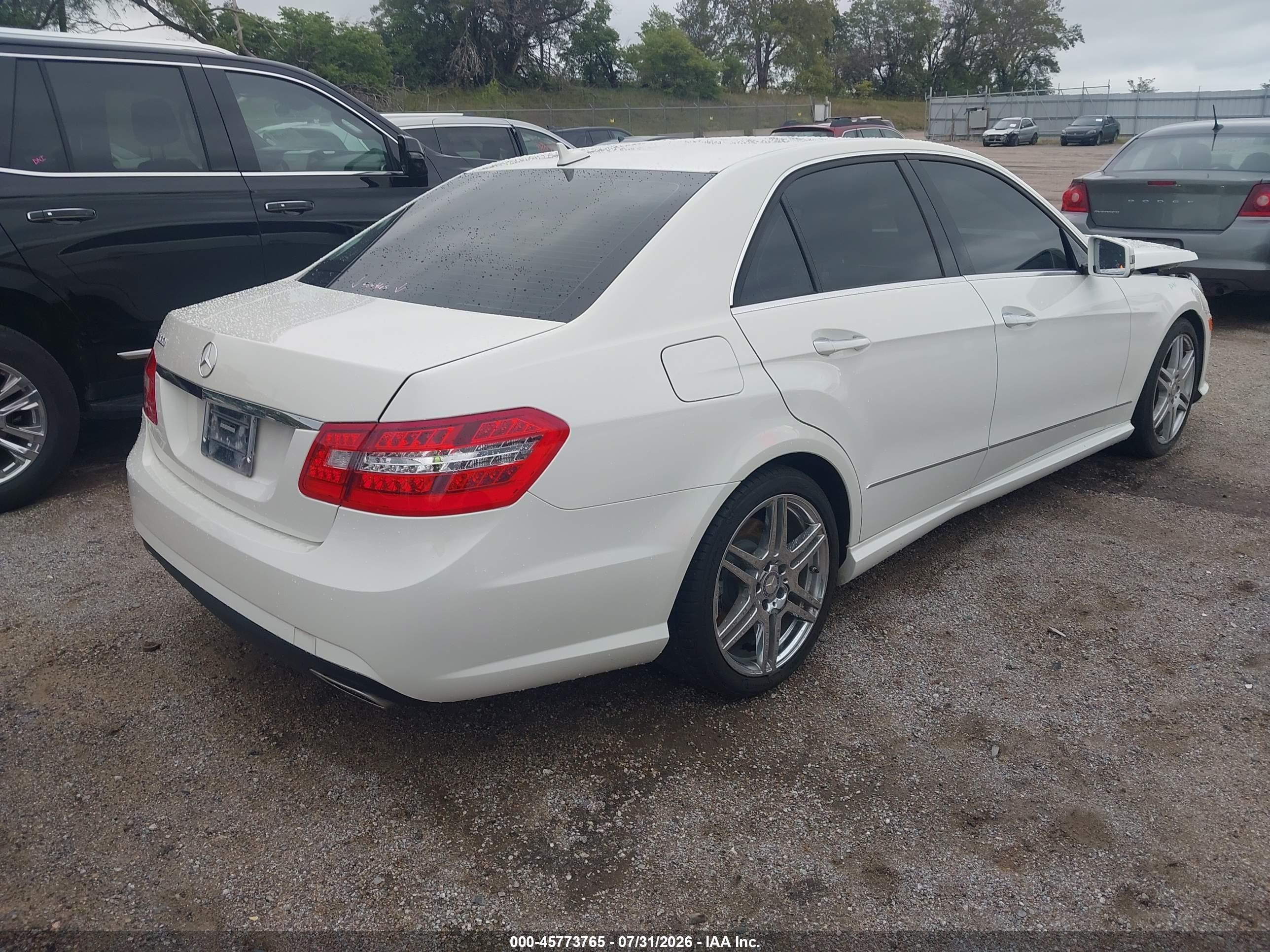 2010 Mercedes-benz E 550   White vin: WDDHF7CB8AA110996