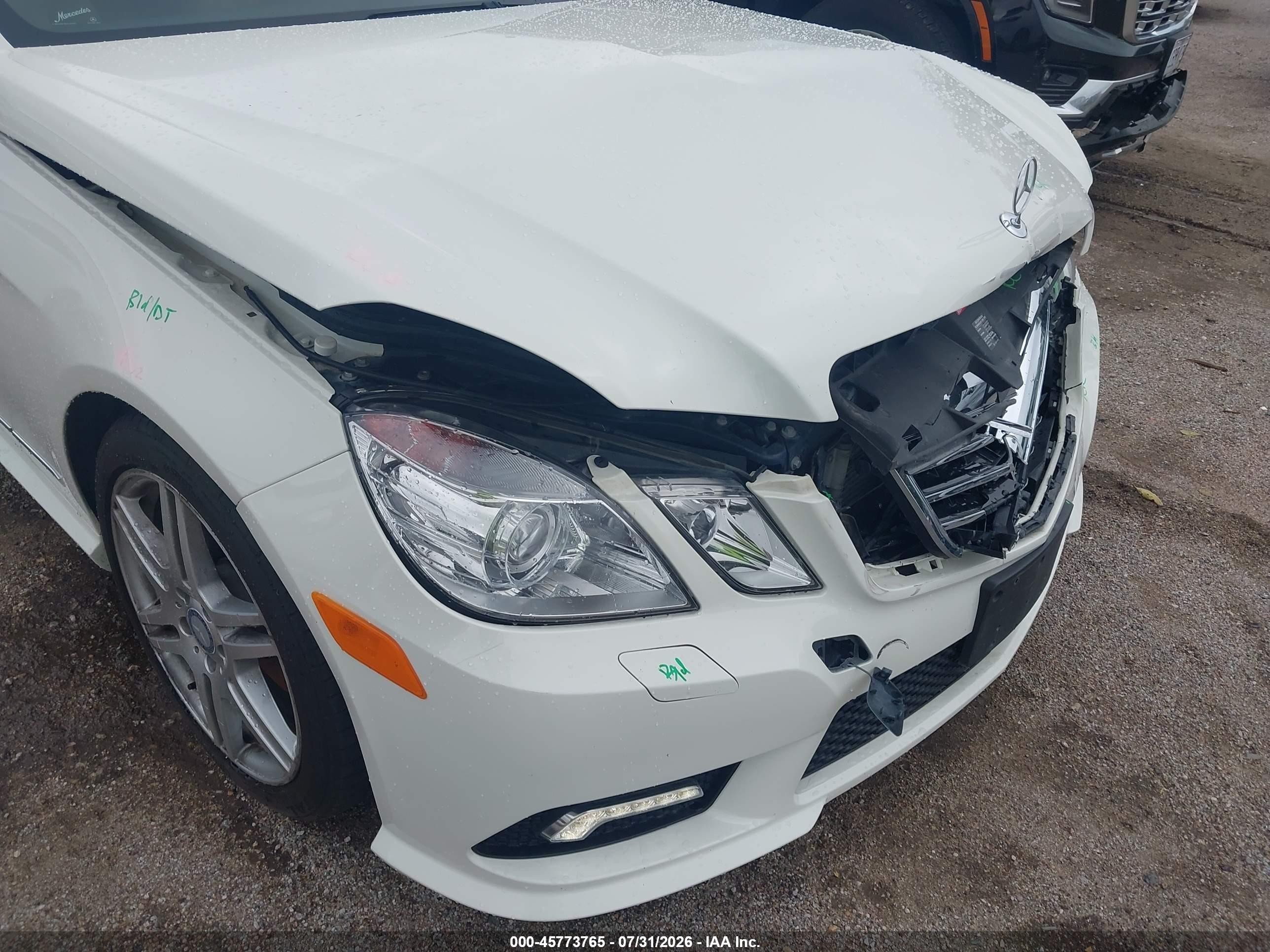 2010 Mercedes-benz E 550   White vin: WDDHF7CB8AA110996