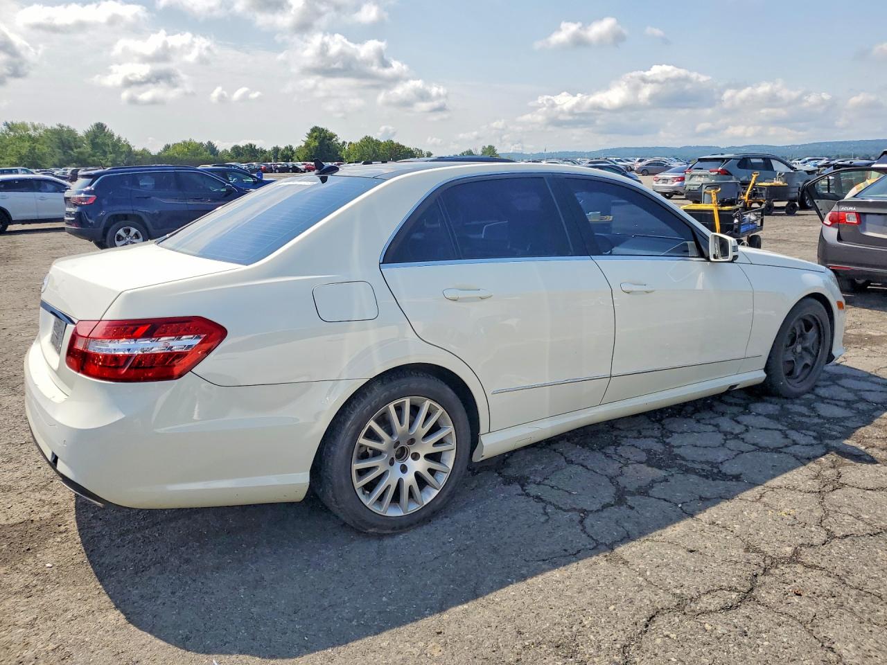 2011 Mercedes-benz E 350 4matic White vin: WDDHF8HB8BA292084