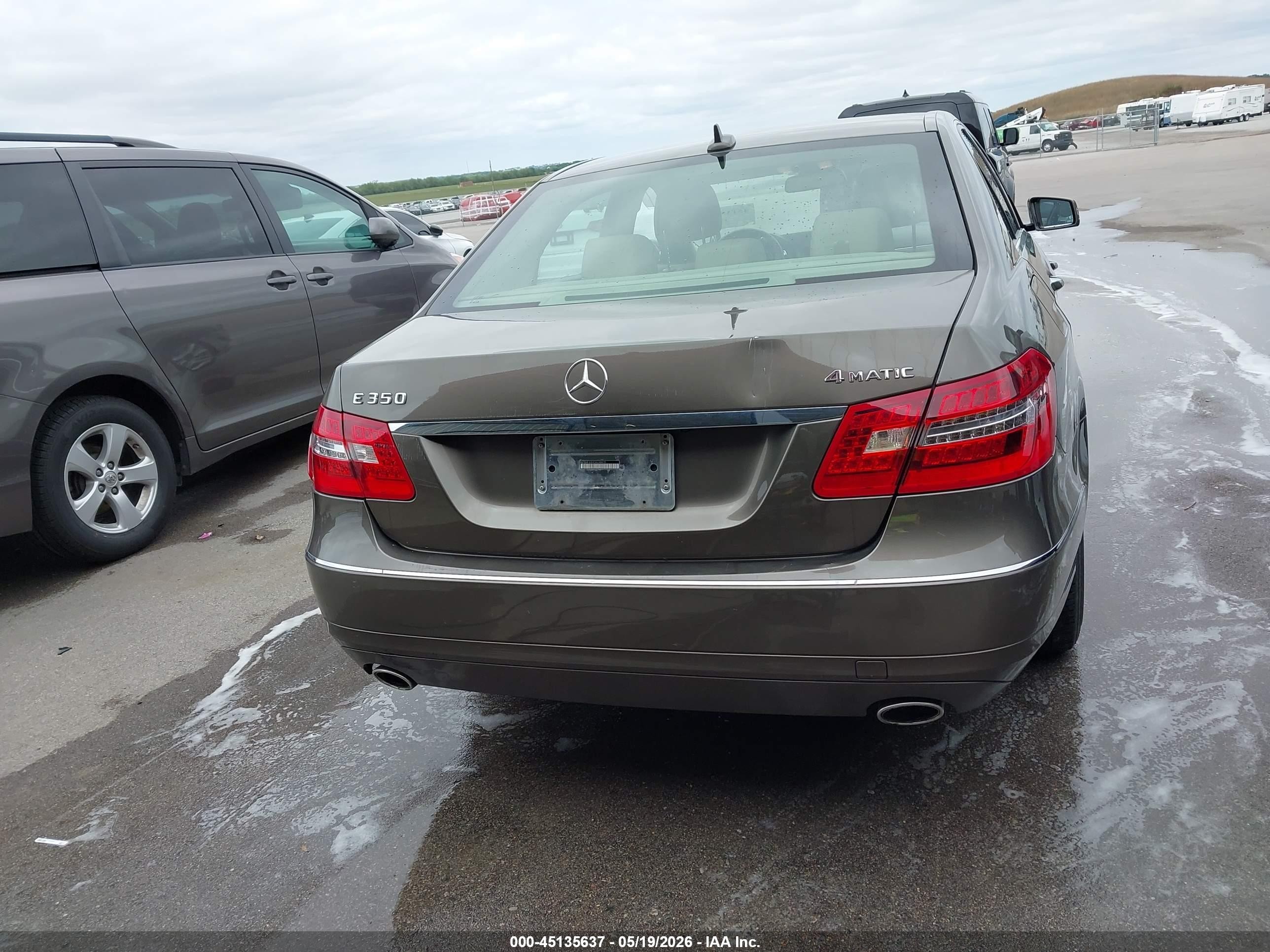 2013 Mercedes-benz E 350 4matic Коричневый vin: WDDHF8JBXDA688935
