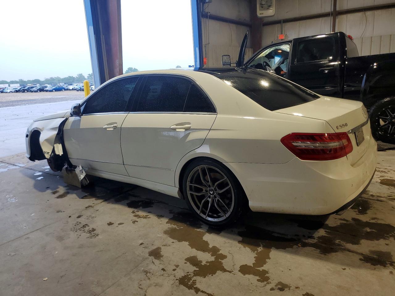 2010 Mercedes-benz E550 White vin: WDDHF9AB4AA236643