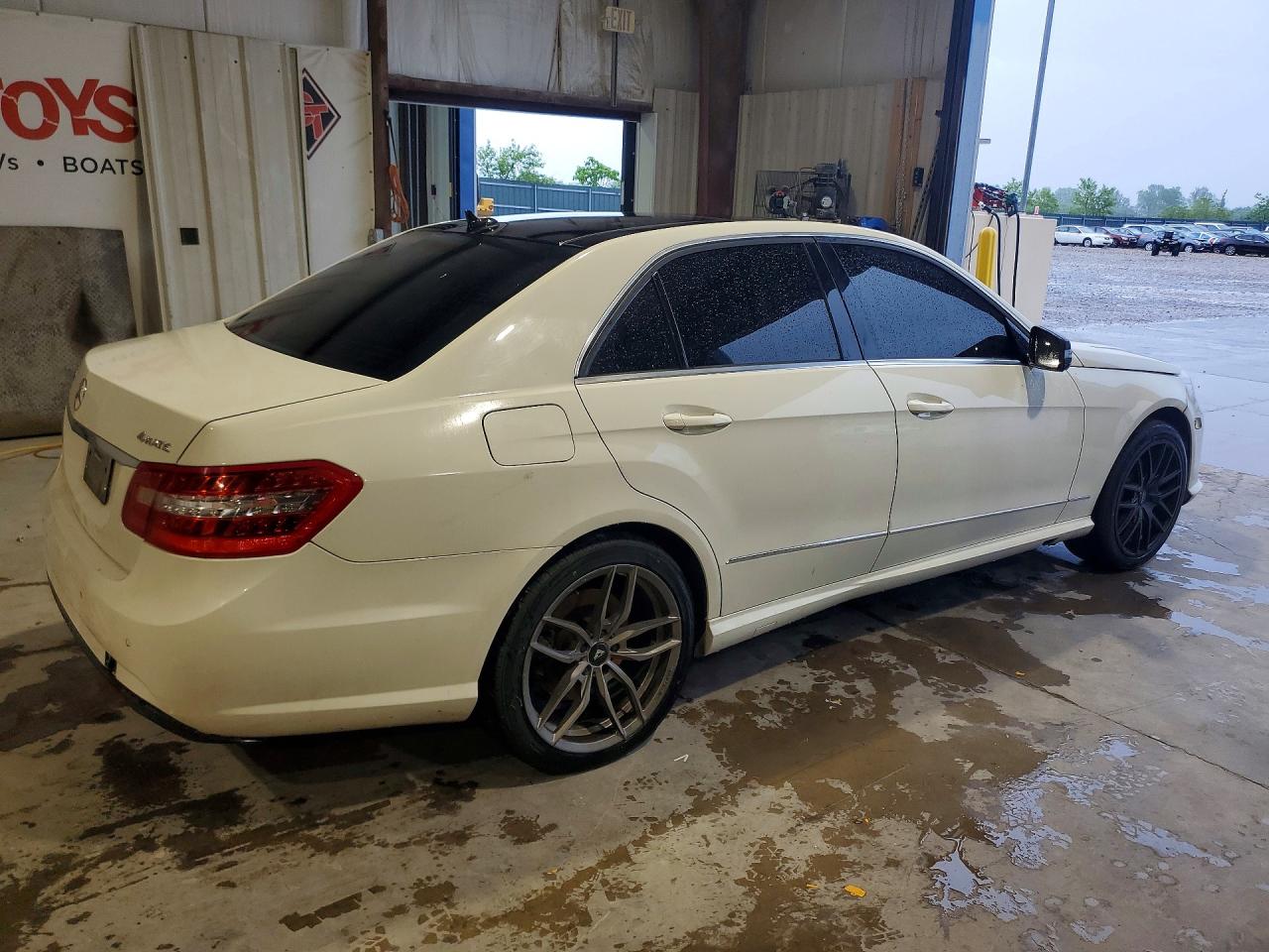 2010 Mercedes-benz E550 White vin: WDDHF9AB4AA236643