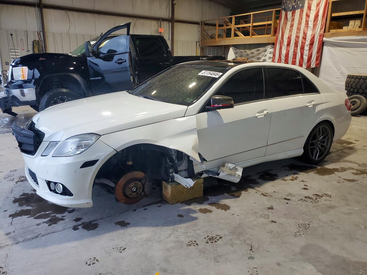 2010 Mercedes-benz E550 White vin: WDDHF9AB4AA236643