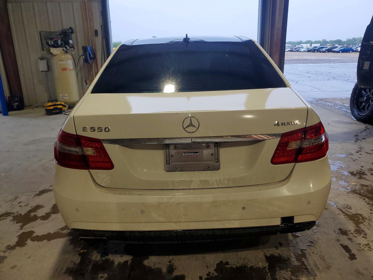 2010 Mercedes-benz E550 White vin: WDDHF9AB4AA236643