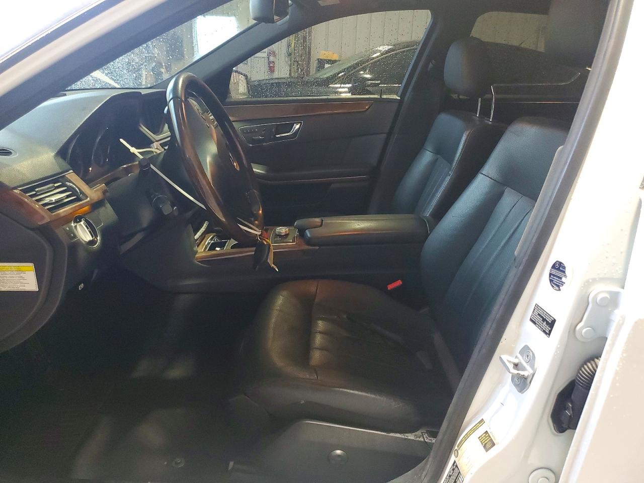 2010 Mercedes-benz E550 White vin: WDDHF9AB4AA236643
