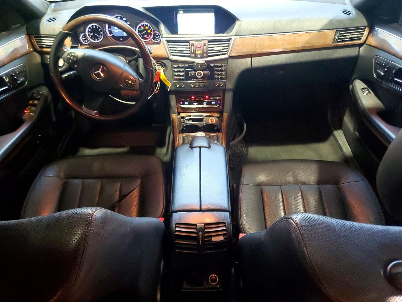 2010 Mercedes-benz E550 White vin: WDDHF9AB4AA236643