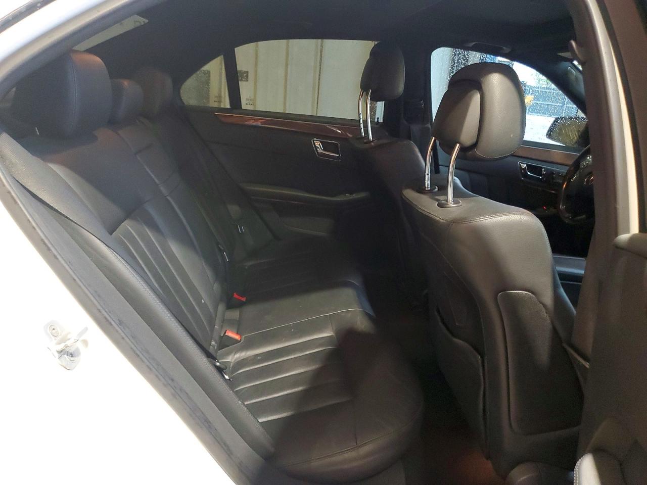 2010 Mercedes-benz E550 White vin: WDDHF9AB4AA236643