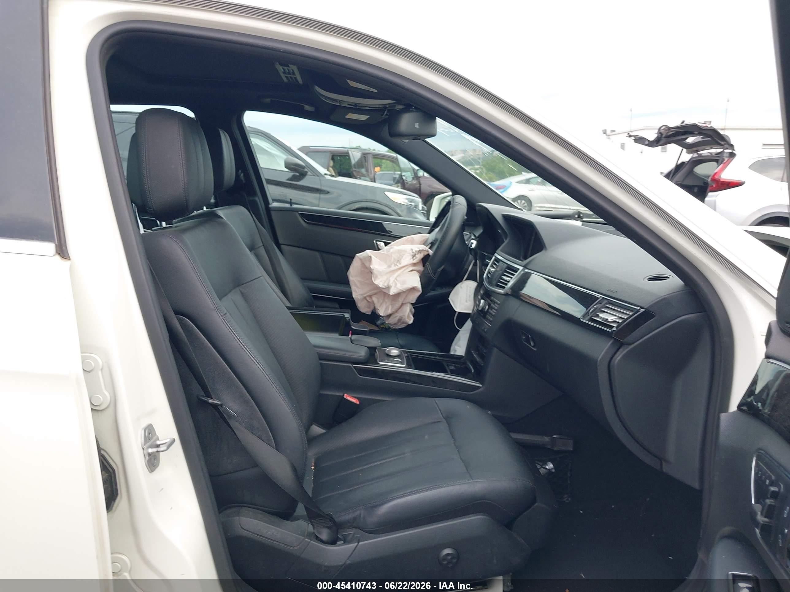 2011 Mercedes-benz E 550 4matic White vin: WDDHF9AB9BA440842
