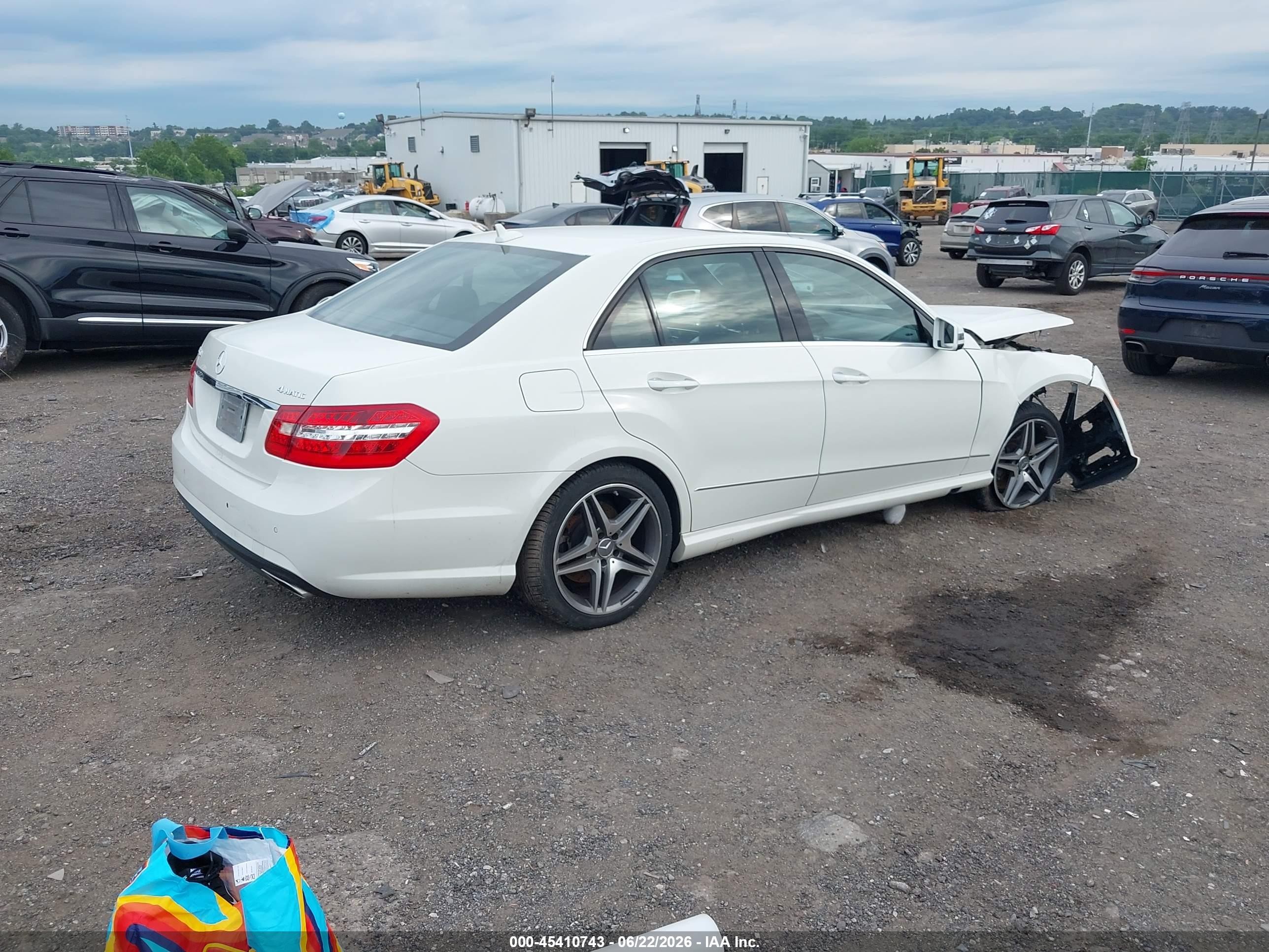 2011 Mercedes-benz E 550 4matic White vin: WDDHF9AB9BA440842