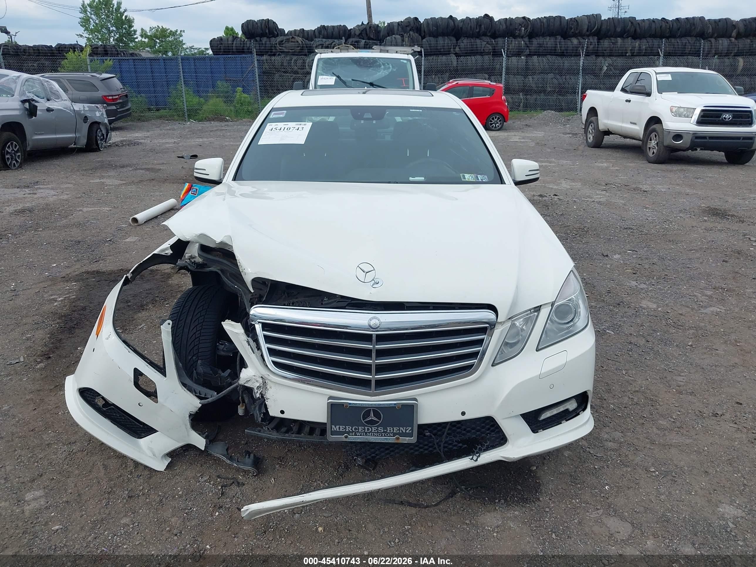 2011 Mercedes-benz E 550 4matic White vin: WDDHF9AB9BA440842