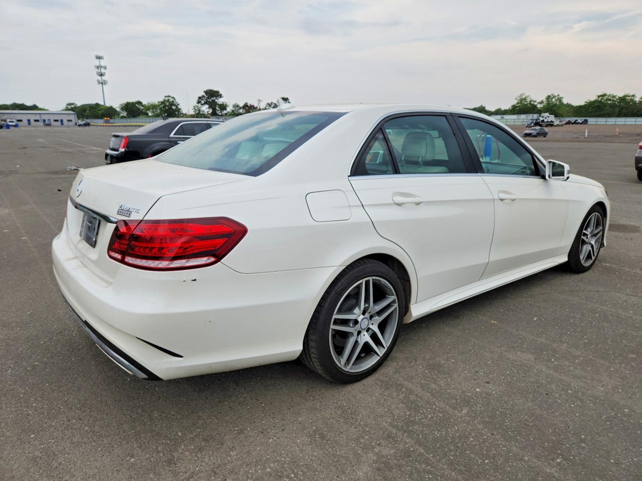 2014 Mercedes-benz E 550 4matic Белый vin: WDDHF9BB4EB000041