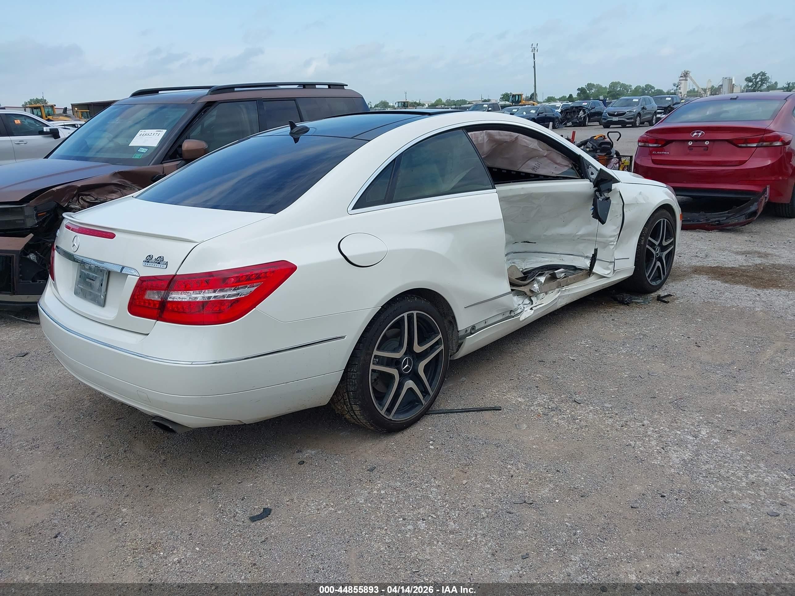 2013 Mercedes-benz E 350   White vin: WDDKJ5KB3DF199796