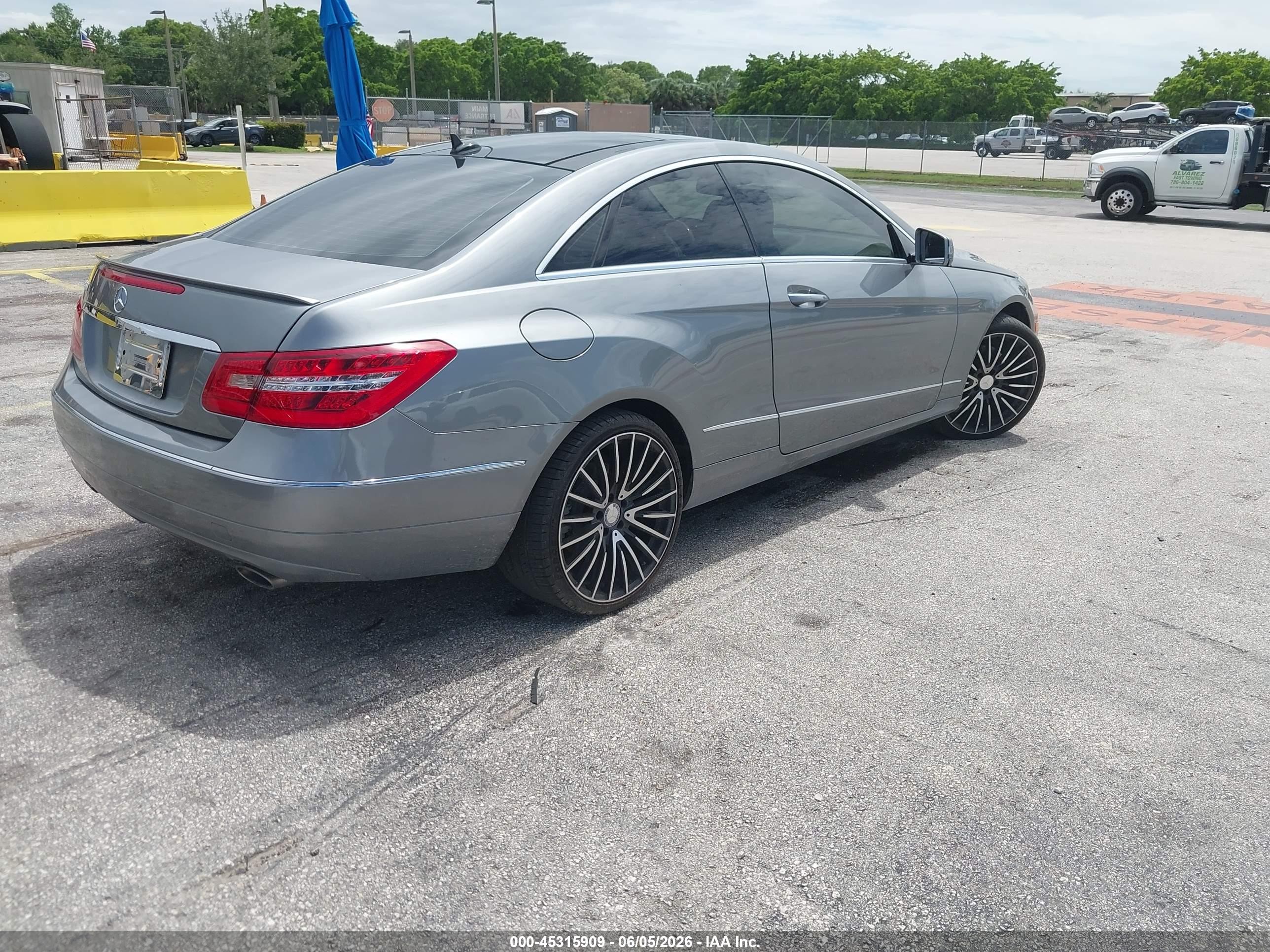 2013 Mercedes-benz E 350   Gold vin: WDDKJ5KB3DF219058
