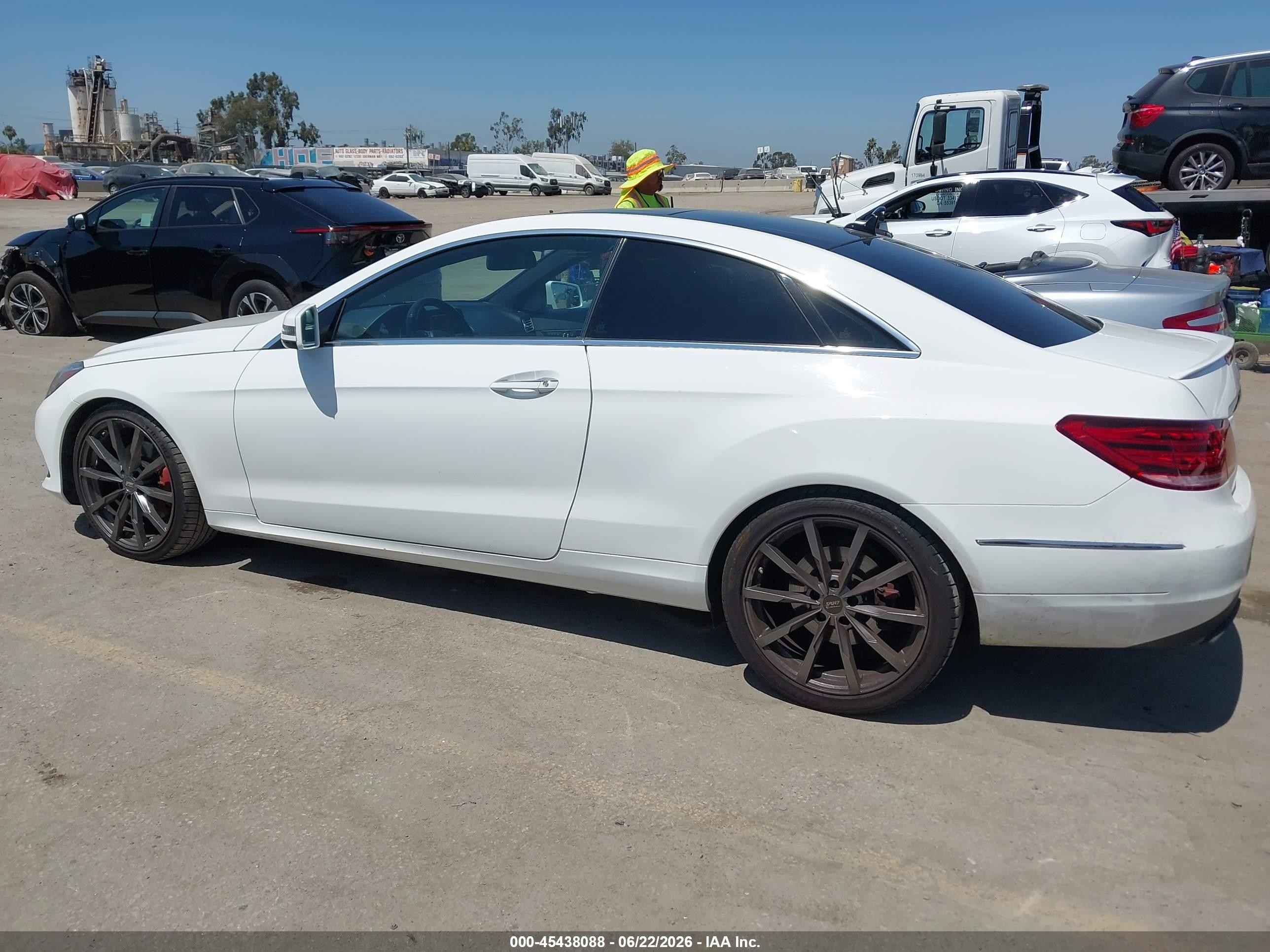 2014 Mercedes-benz E 350 White vin: WDDKJ5KB5EF241256