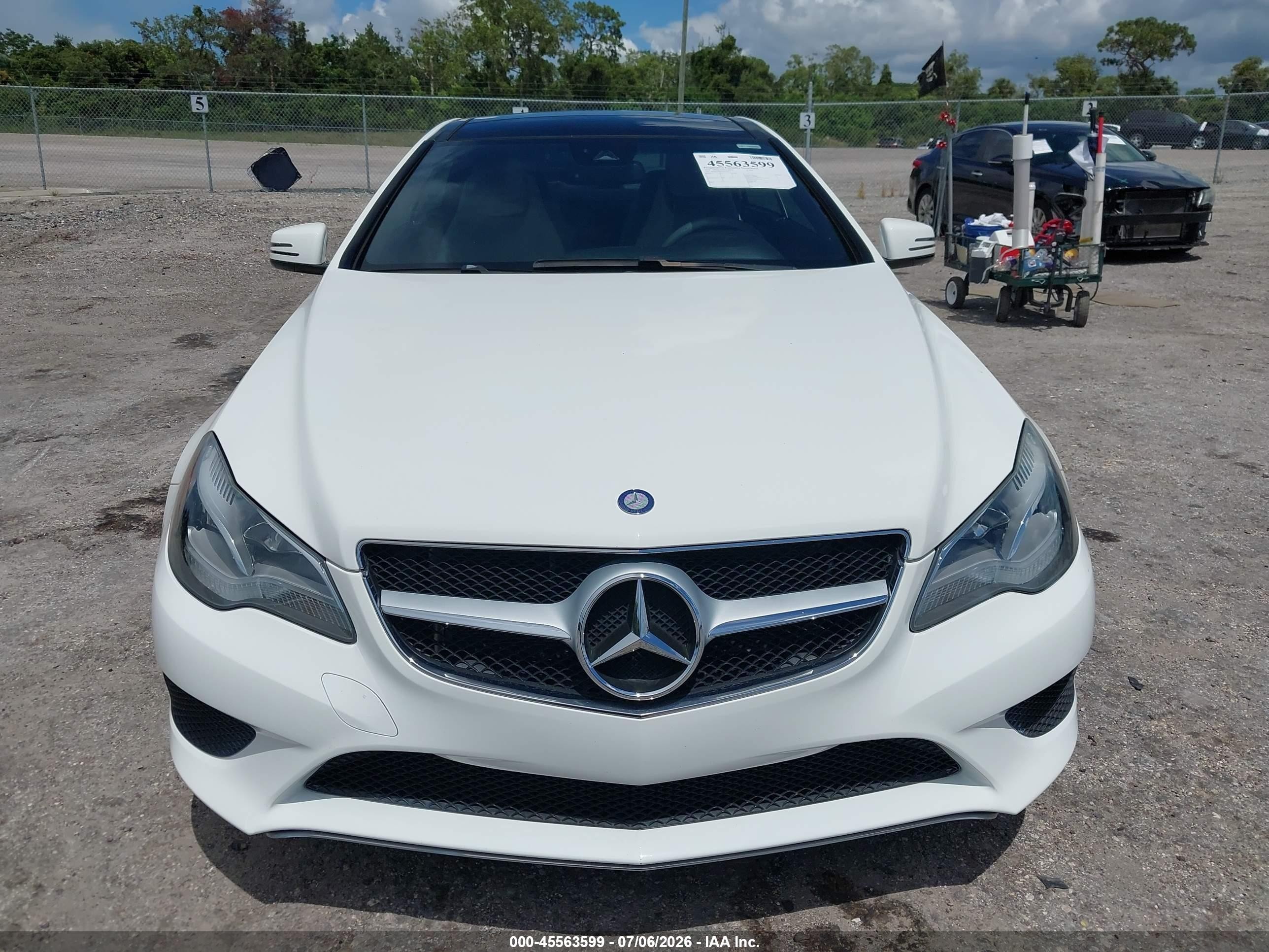 2014 Mercedes-benz E 350   Белый vin: WDDKJ5KB7EF242652