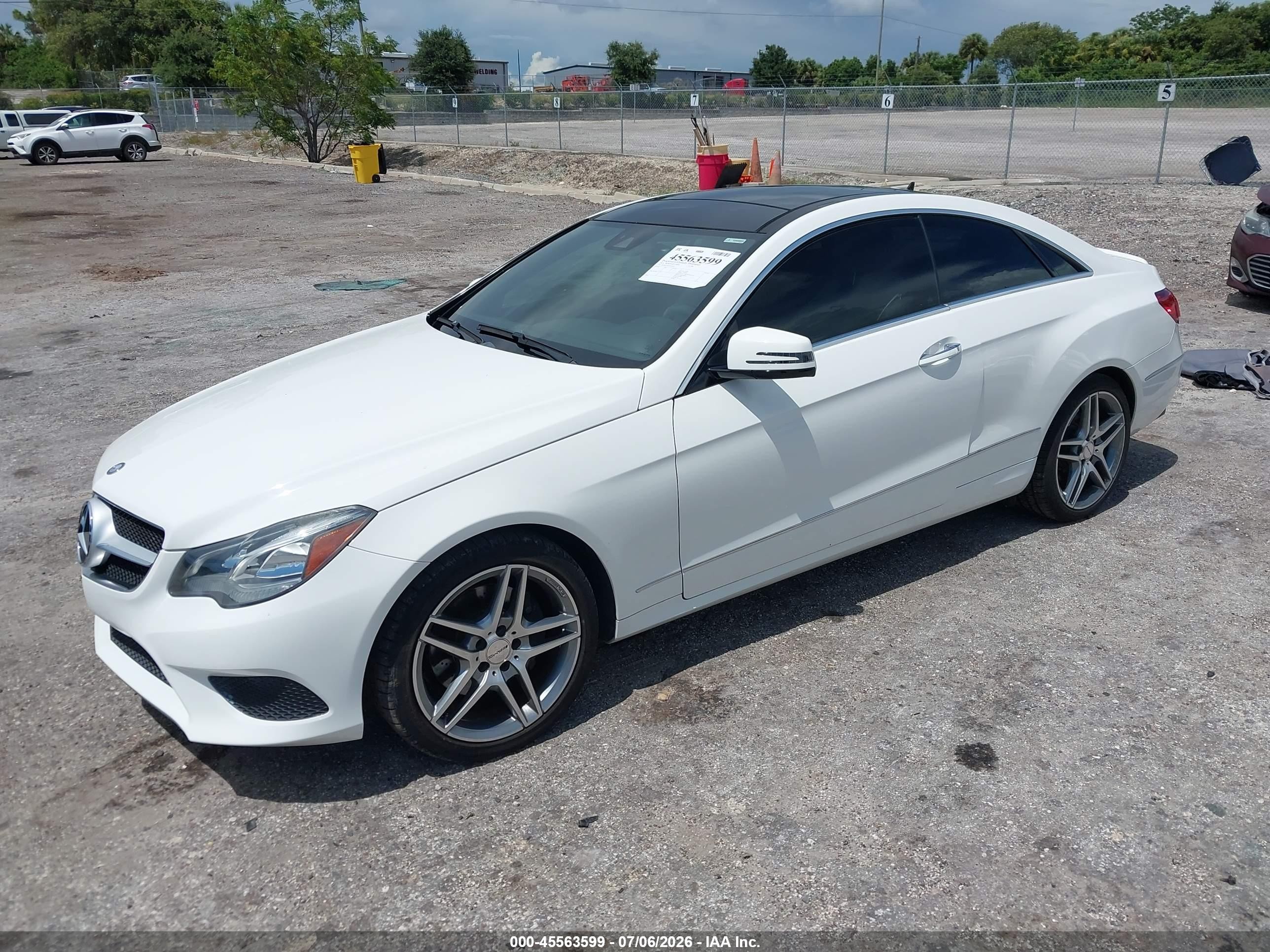 2014 Mercedes-benz E 350   Белый vin: WDDKJ5KB7EF242652