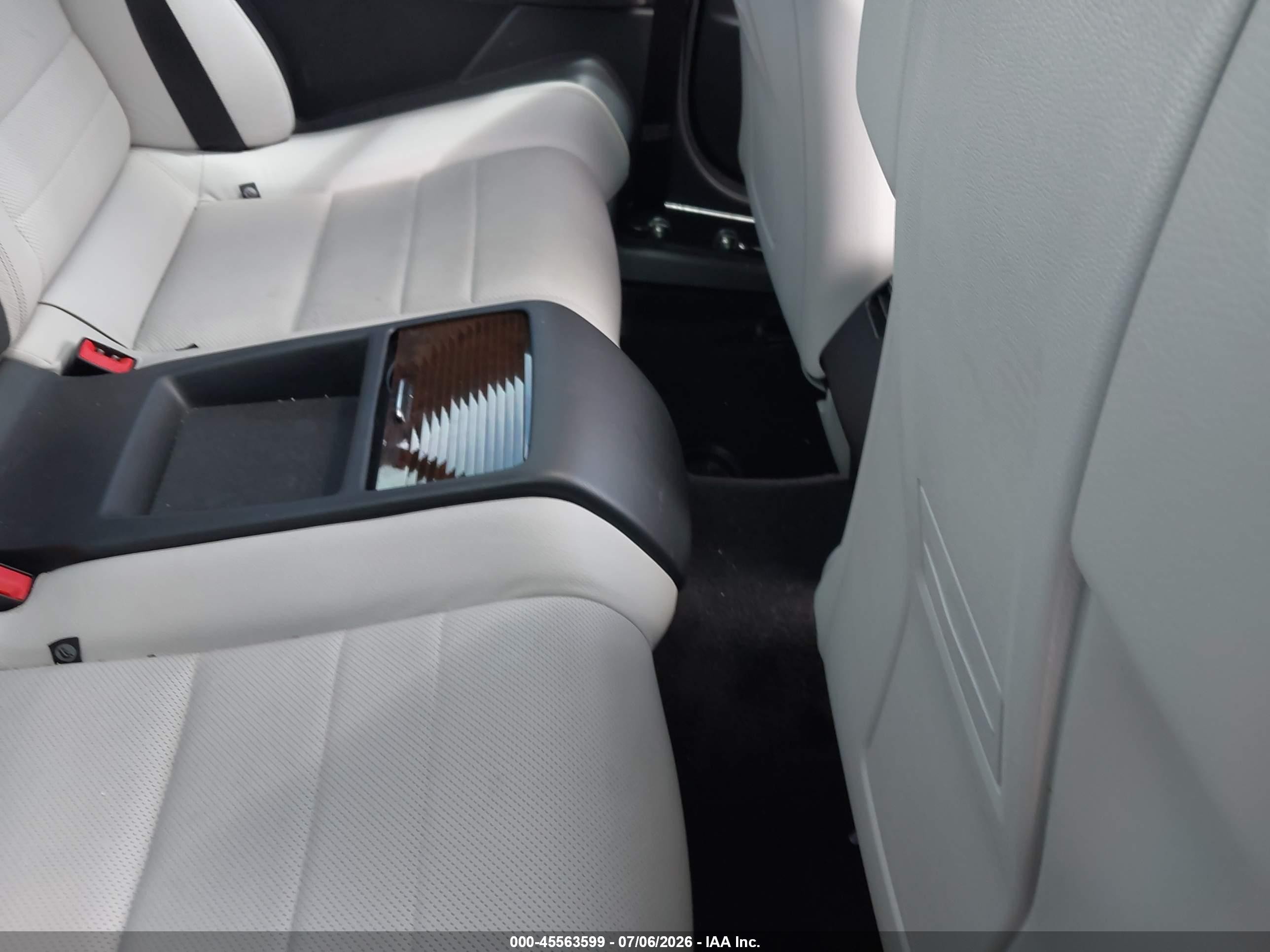 2014 Mercedes-benz E 350   Белый vin: WDDKJ5KB7EF242652