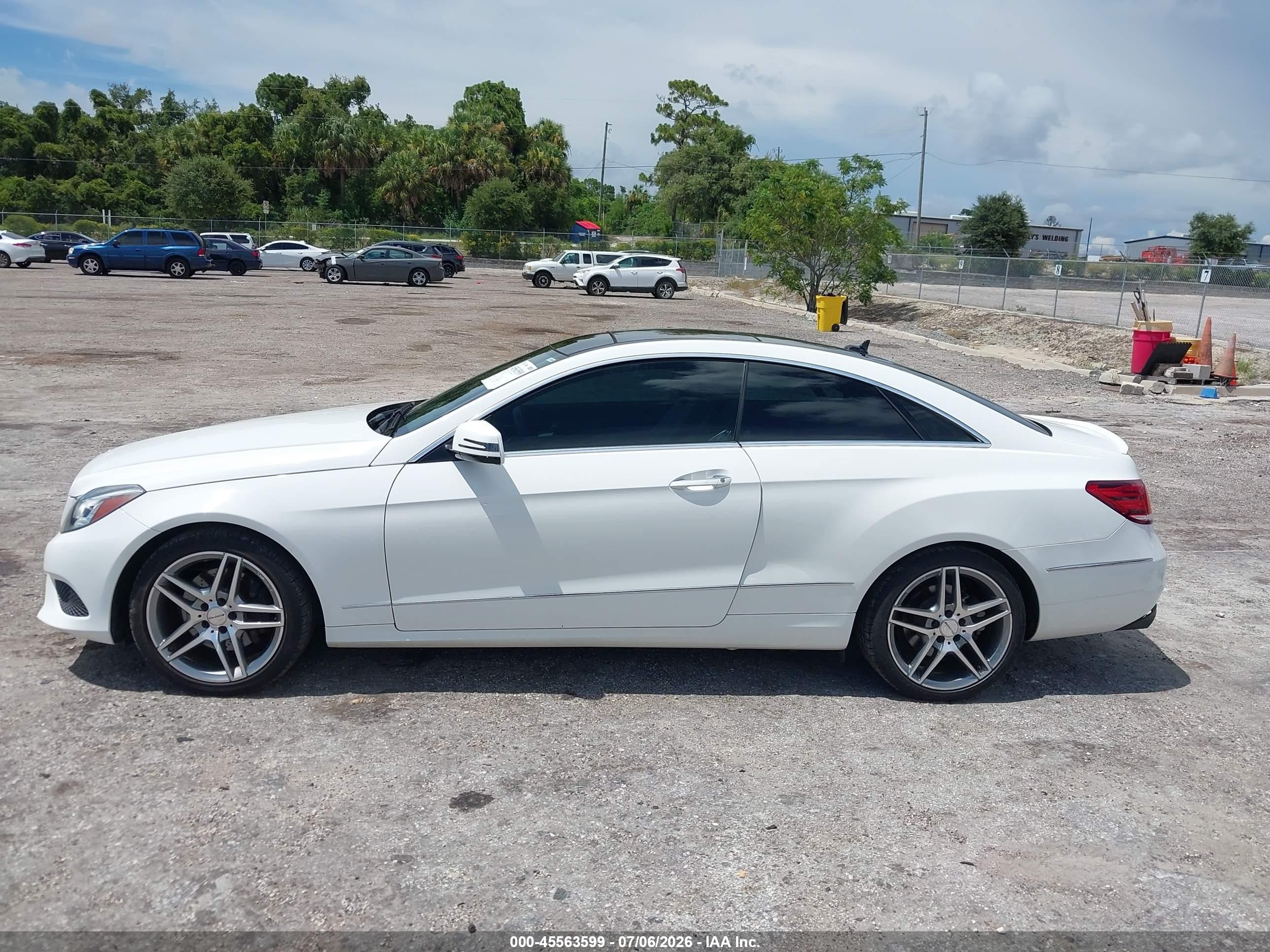 2014 Mercedes-benz E 350   Белый vin: WDDKJ5KB7EF242652
