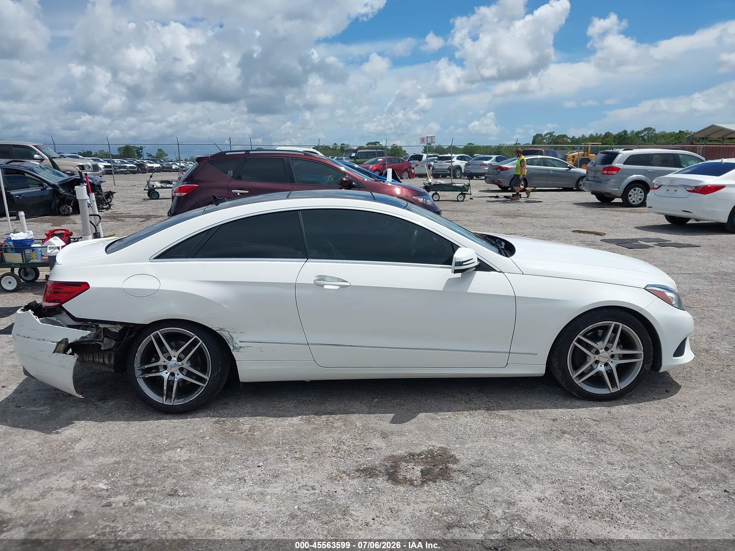 2014 Mercedes-benz E 350   Белый vin: WDDKJ5KB7EF242652