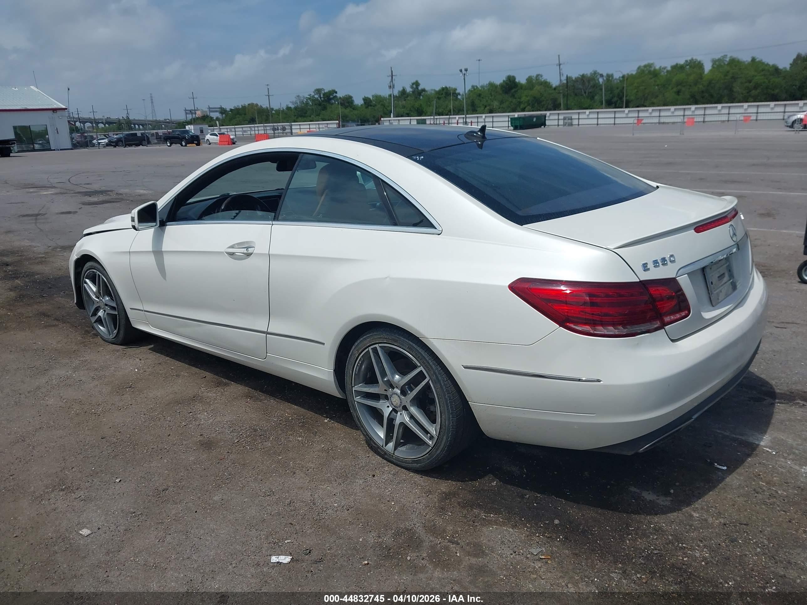 2014 Mercedes-benz E 350   White vin: WDDKJ5KB9EF251952