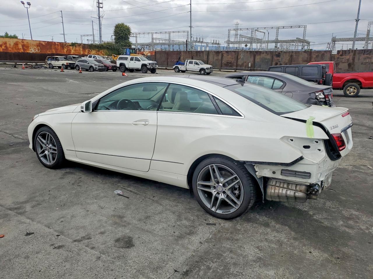 2014 Mercedes-benz E 350 White vin: WDDKJ5KB9EF273188
