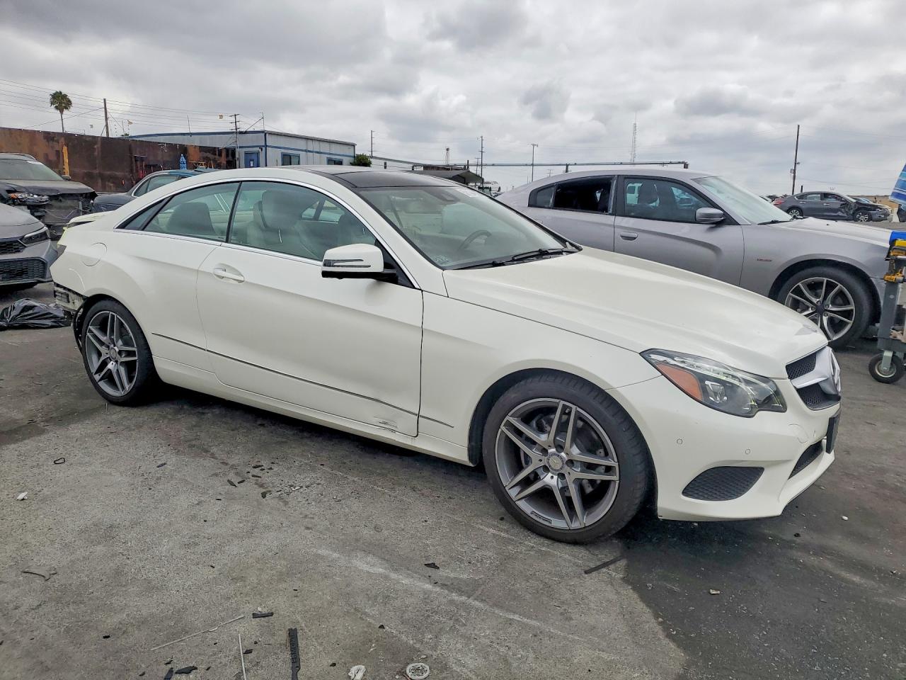 2014 Mercedes-benz E 350 White vin: WDDKJ5KB9EF273188
