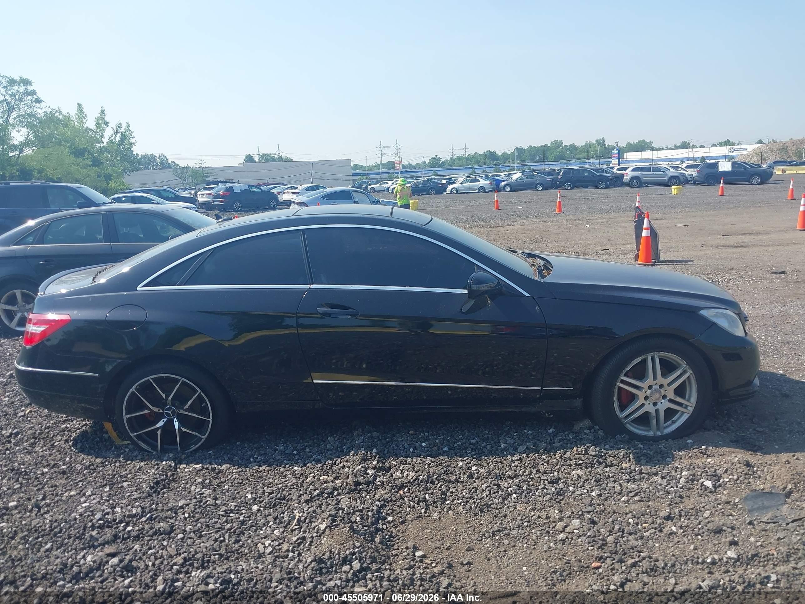 2013 Mercedes-benz E 350   Черный vin: WDDKJ5KBXDF198113