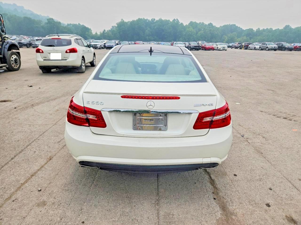 2010 Mercedes-benz E 550 White vin: WDDKJ7CB1AF043598