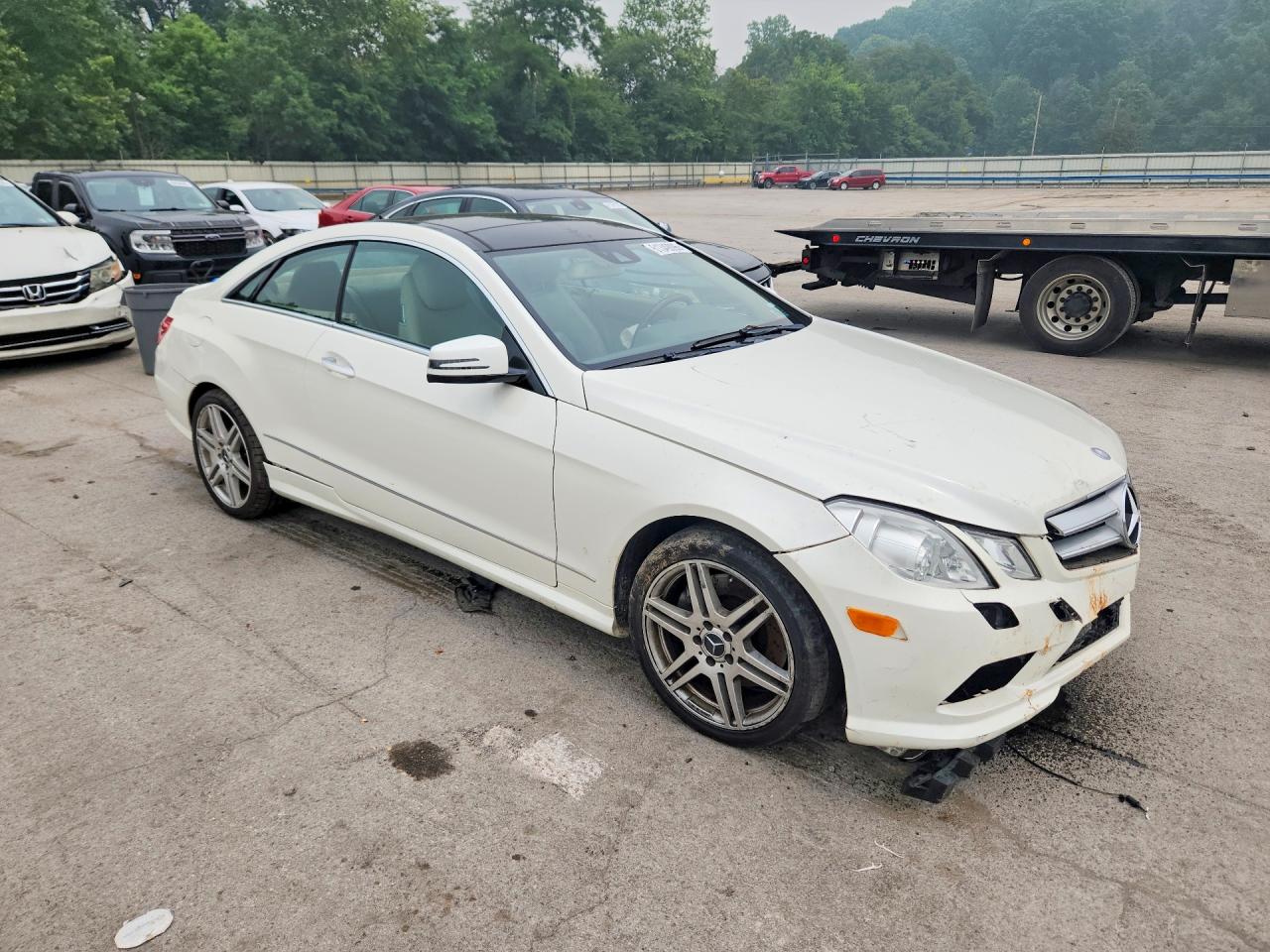 2010 Mercedes-benz E 550 White vin: WDDKJ7CB1AF043598