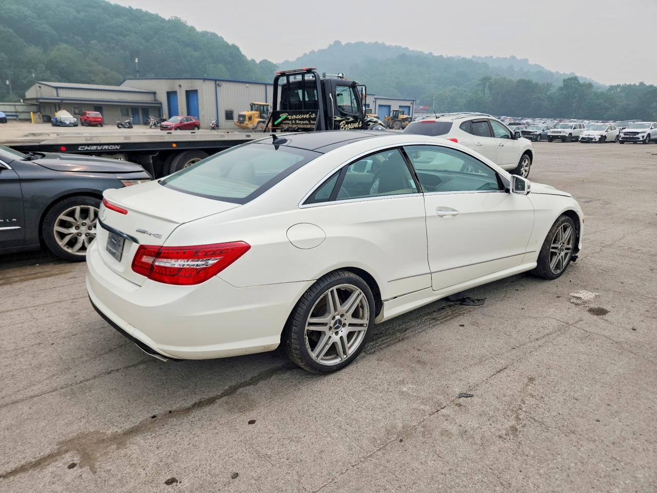 2010 Mercedes-benz E 550 White vin: WDDKJ7CB1AF043598