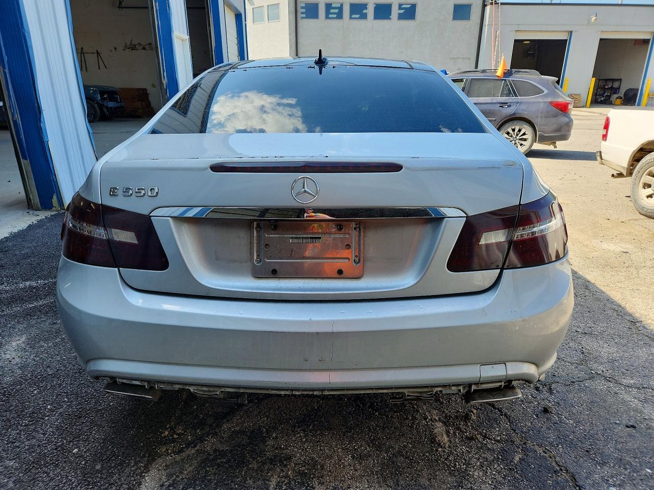 2011 Mercedes-benz E 550 Silver vin: WDDKJ7CB2BF070035